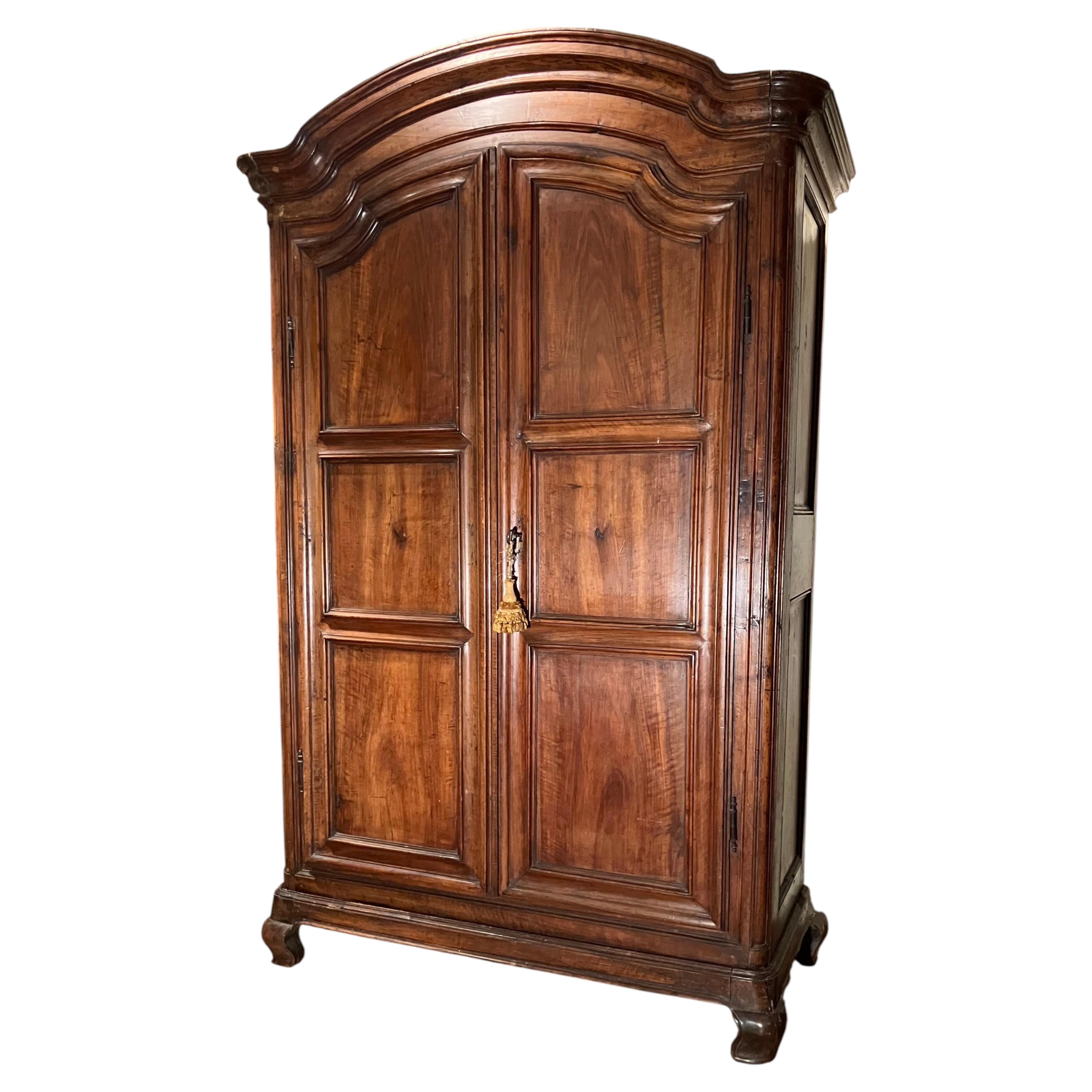 Armoire en noyer massif du XVIIIe siècle, originaire du Piémont italien, de style baroque
