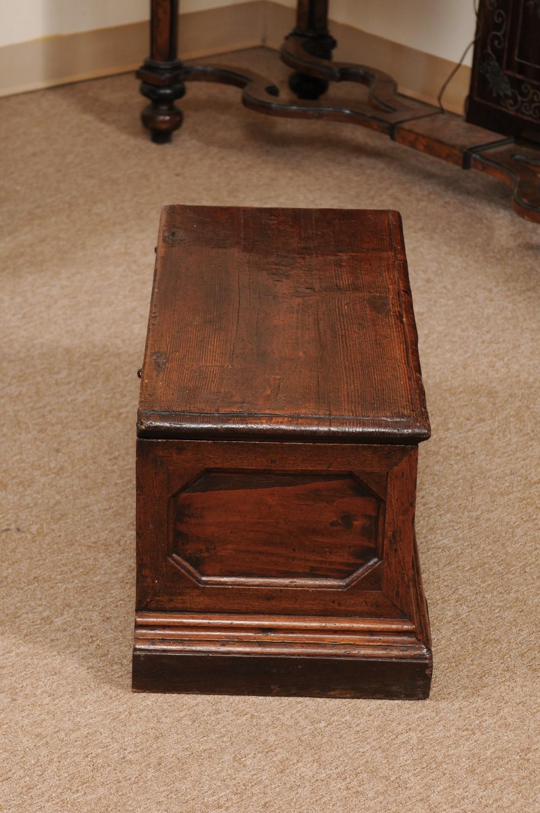 18th Century Italian Pine Coffer For Sale 3