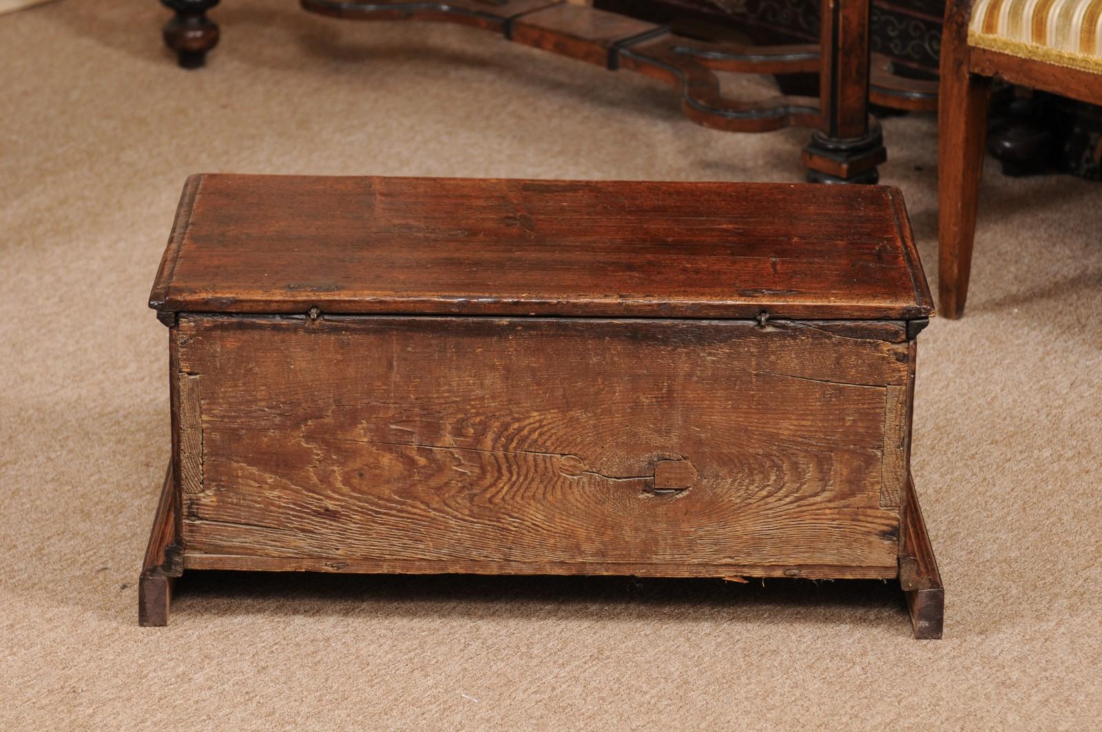 18th Century Italian Pine Coffer For Sale 4