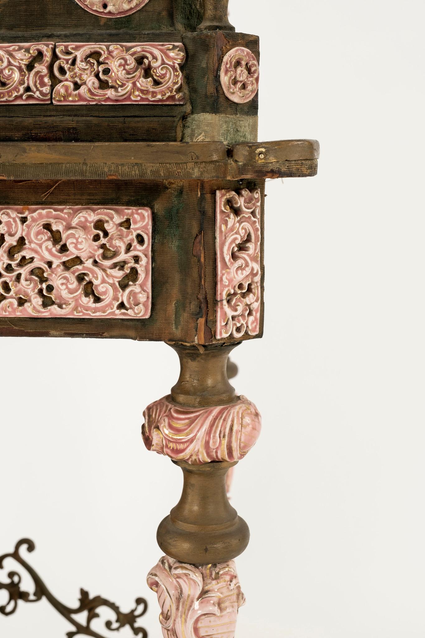 18th Century Italian Pink Louis XVI Capodimonte Chest For Sale 11