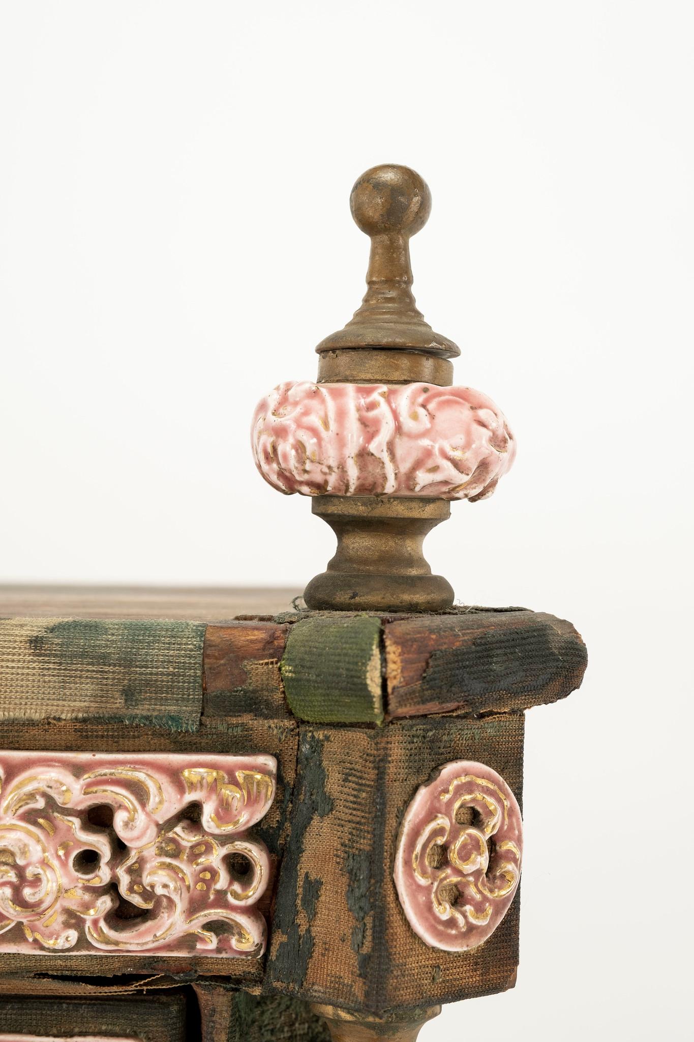 18th Century Italian Pink Louis XVI Capodimonte Chest For Sale 1