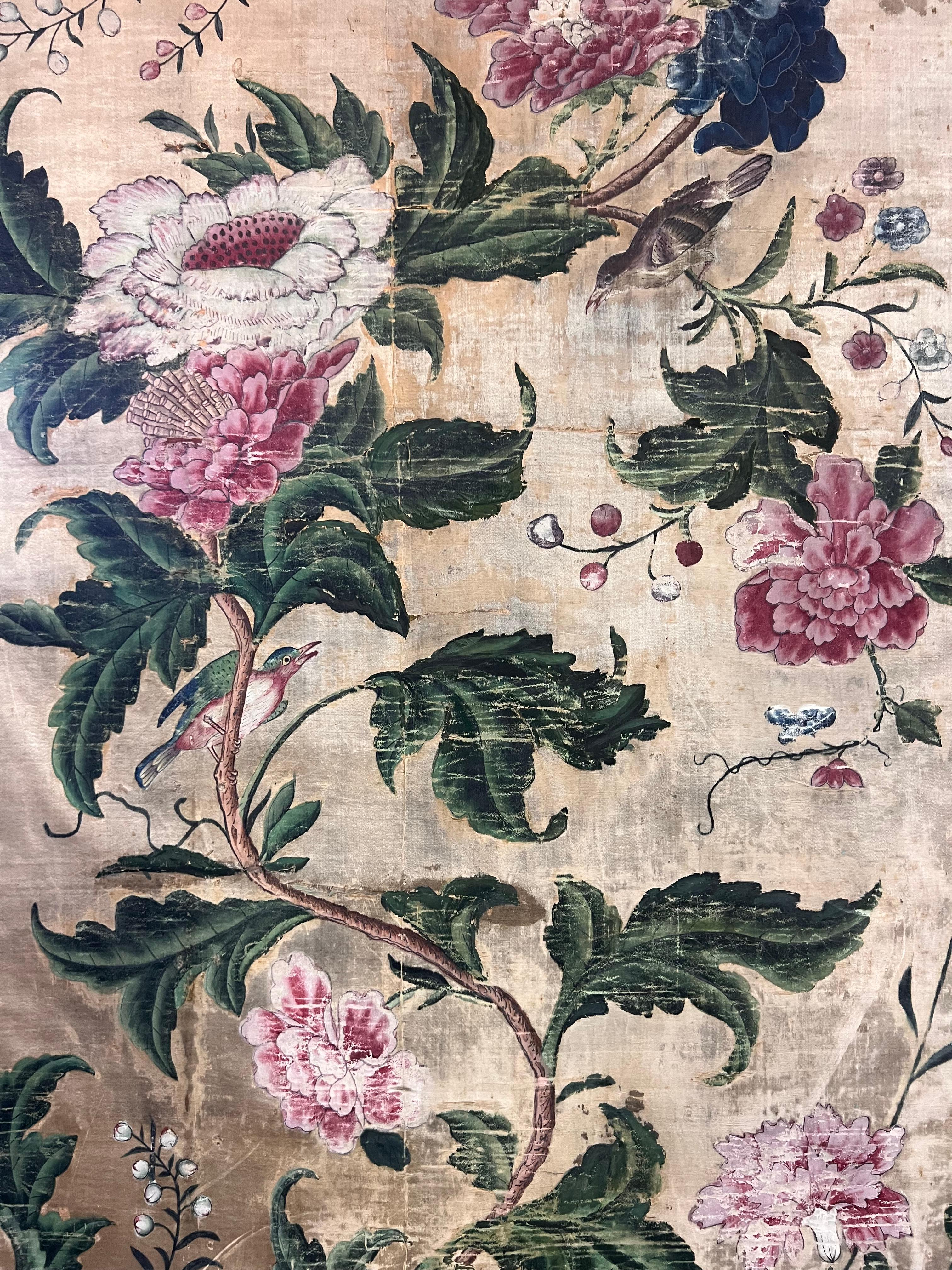 Baroque Panneaux de soie polychrome à fleurs et oiseaux du 18e siècle italien en vente