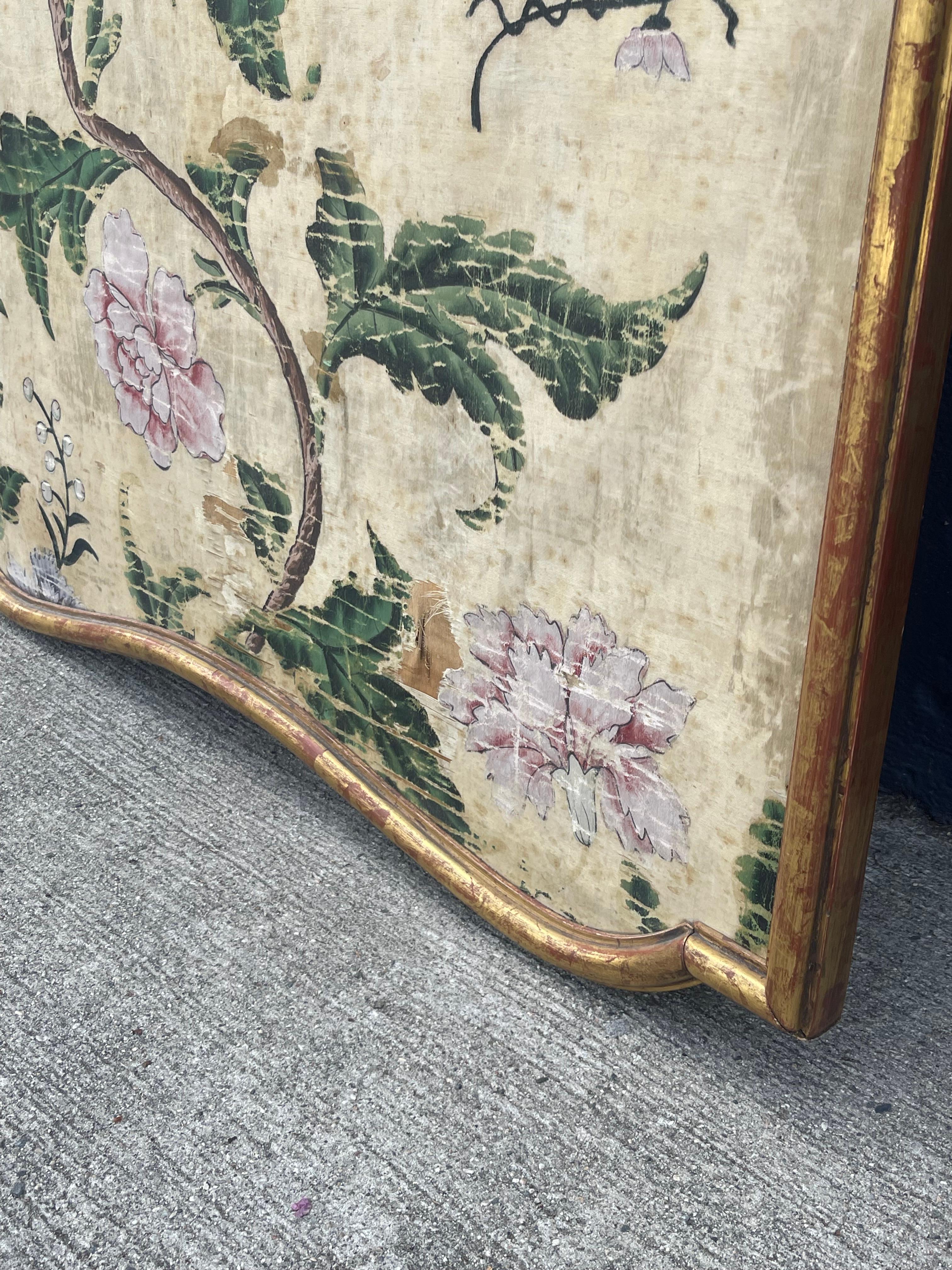 Sculpté à la main Panneaux de soie polychrome à fleurs et oiseaux du 18e siècle italien en vente