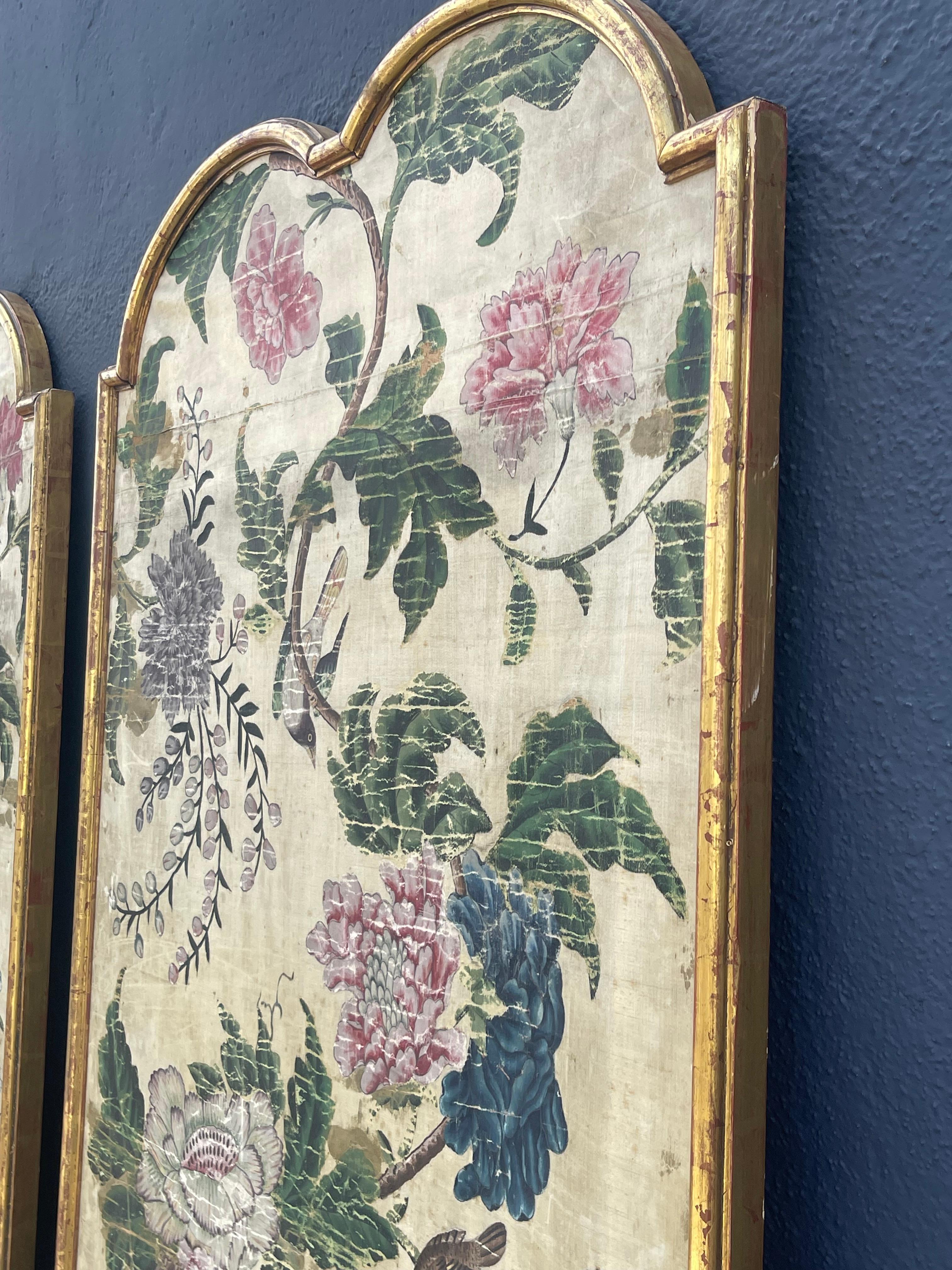 Soie Panneaux de soie polychrome à fleurs et oiseaux du 18e siècle italien en vente