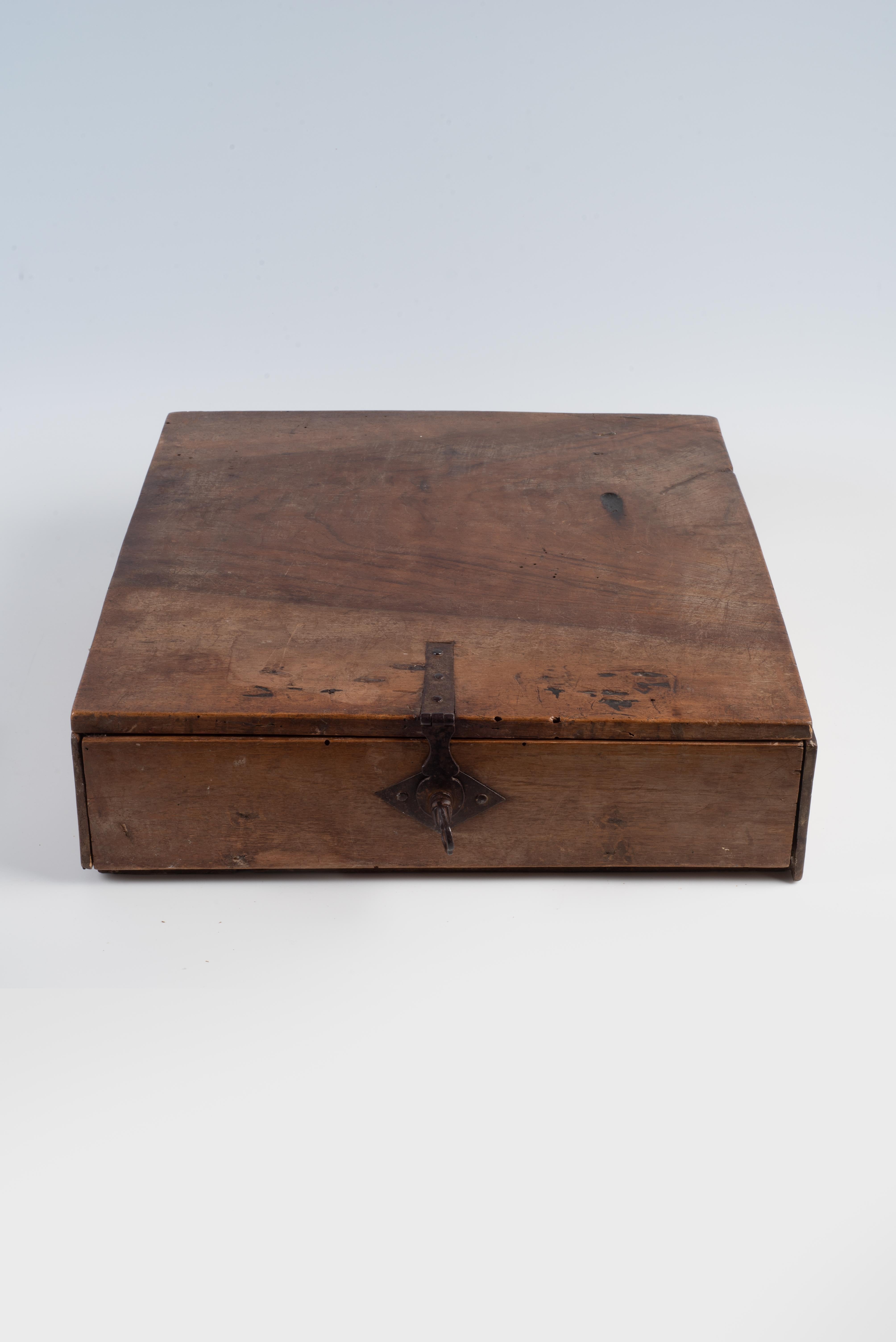 Baroque Autel de voyage portatif italien du XVIIIe siècle, C.I.C. Cartapesta baroque en noyer en vente