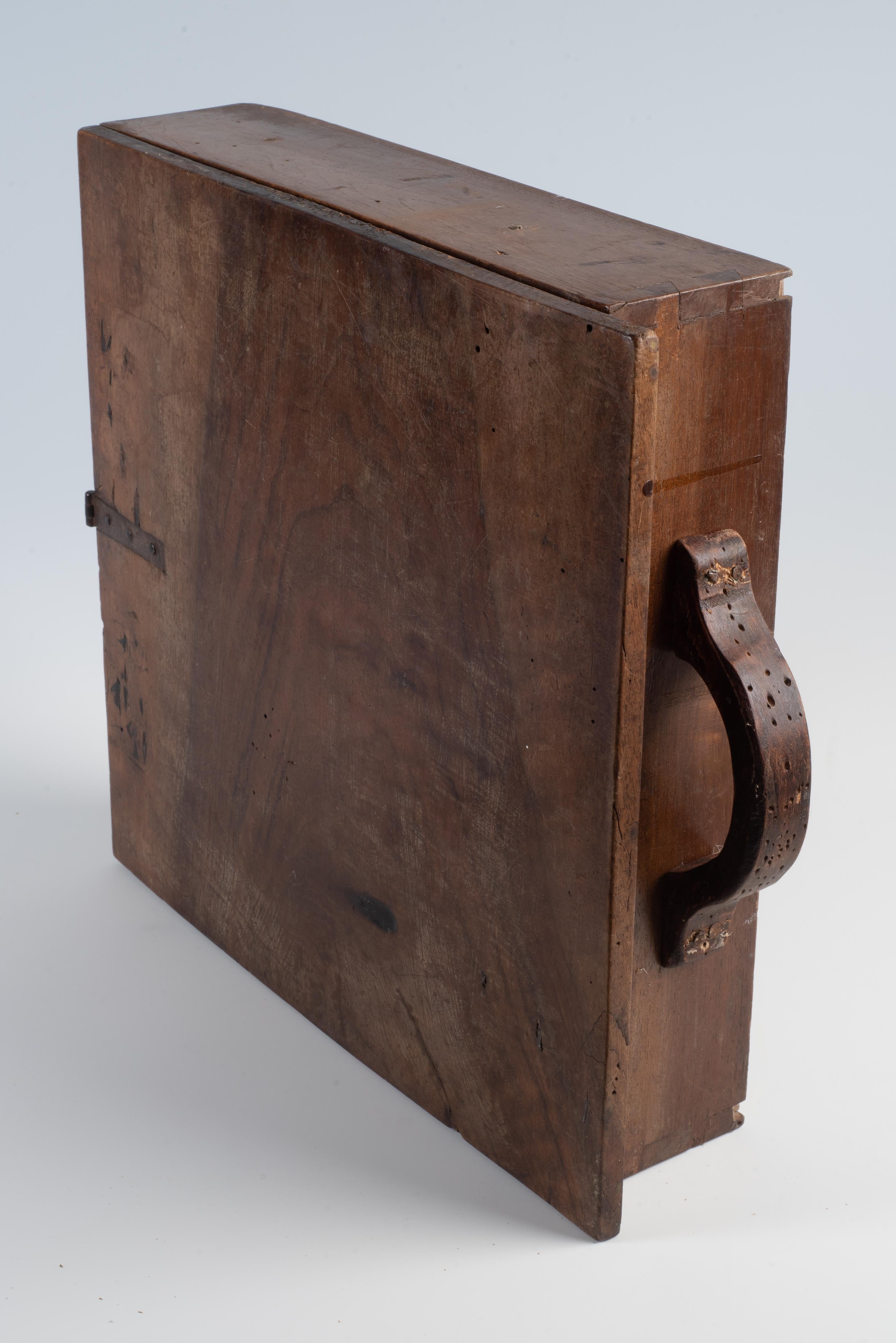 Autel de voyage portatif italien du XVIIIe siècle, C.I.C. Cartapesta baroque en noyer Bon état - En vente à Epfach, DE