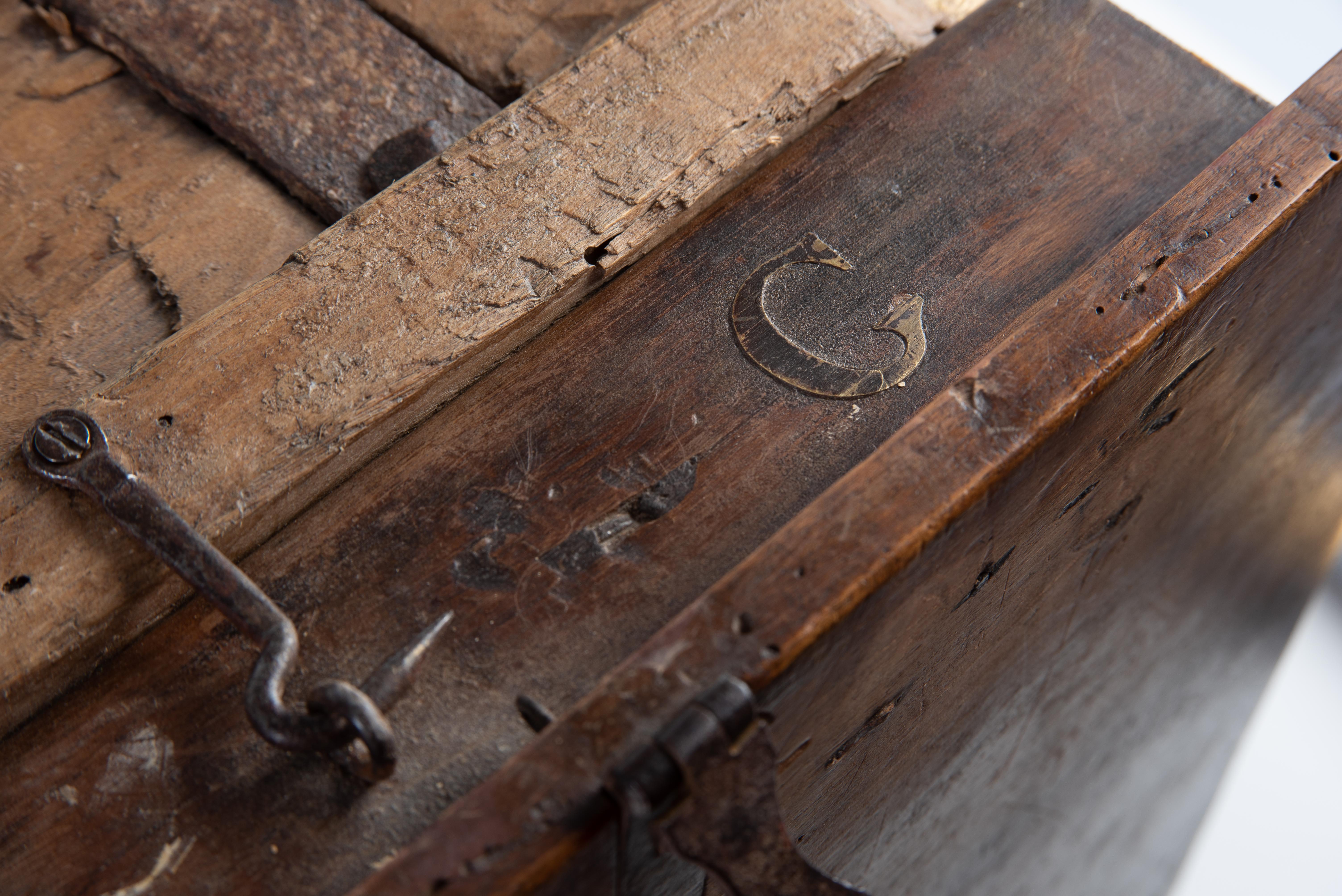 Milieu du XVIIIe siècle Autel de voyage portatif italien du XVIIIe siècle, C.I.C. Cartapesta baroque en noyer en vente