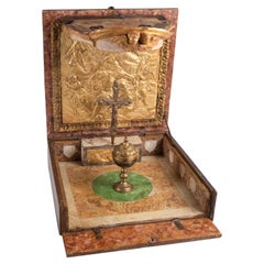 Altare da viaggio portatile italiano del XVIII secolo, c. 1730 Cartapesta barocca in noce