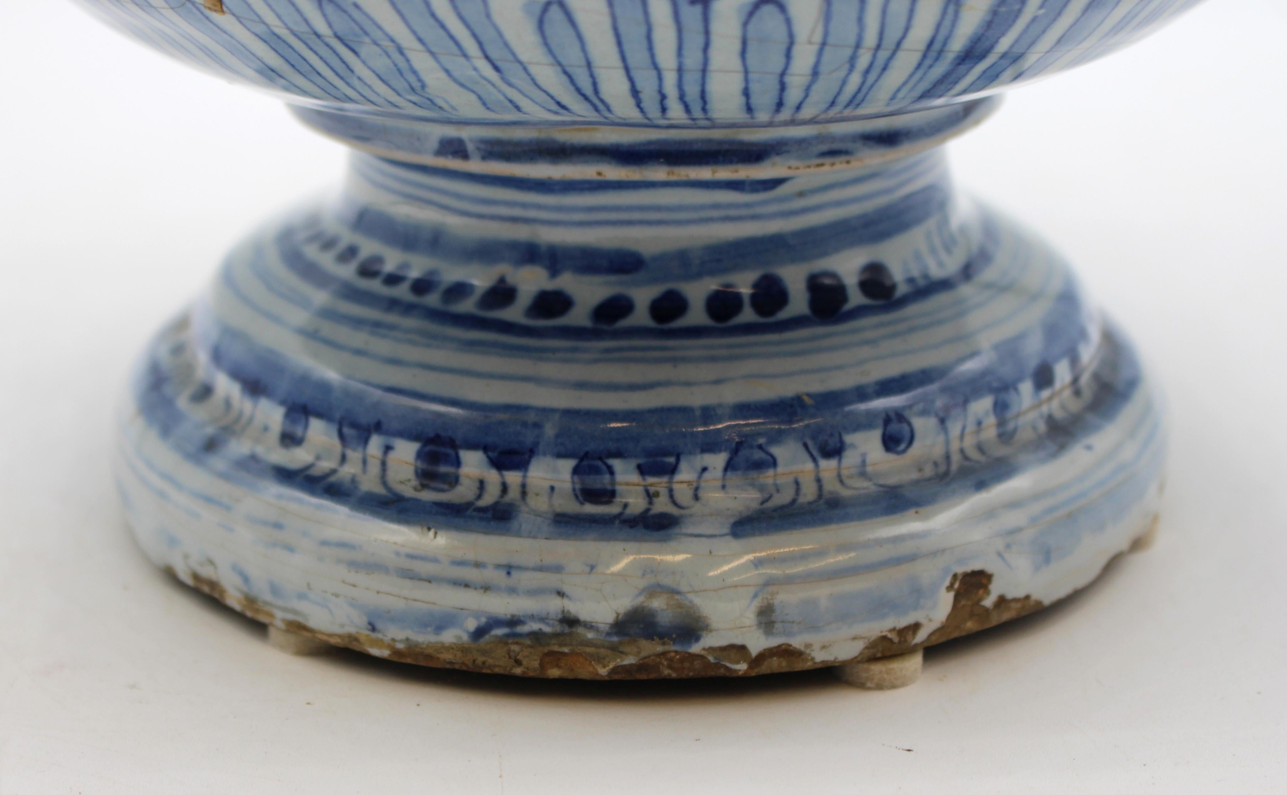 Fontana in ceramica italiana del XVIII secolo presumibilmente per uno speziale in vendita 5