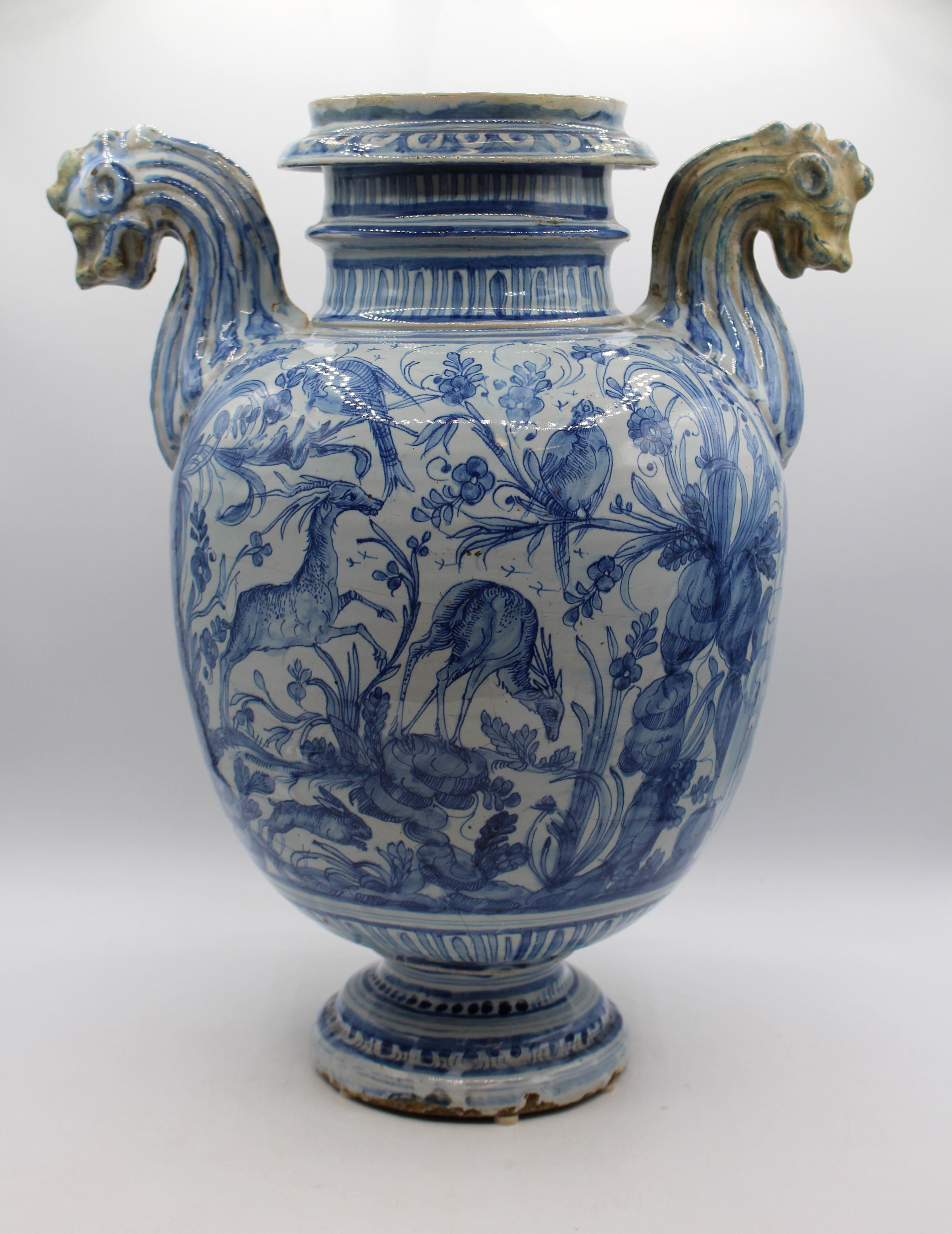 Fontana in ceramica italiana del XVIII secolo, presumibilmente destinata a uno speziale. Marchio della stella bianca della Liguria. Splendido beccuccio a forma di mascaron per spaventare gli spiriti maligni. Maniglie dal volto leonino. Pannelli di