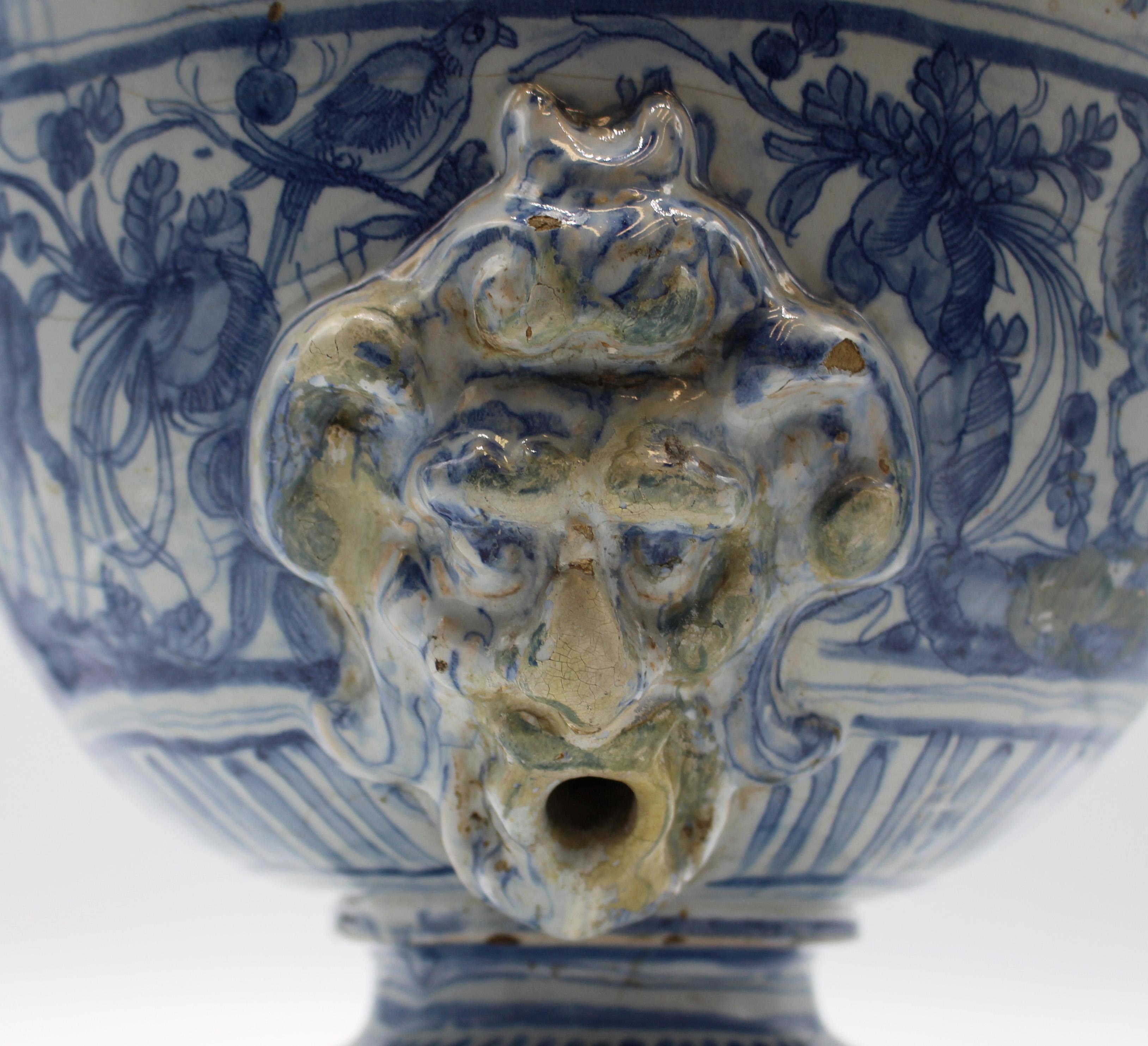 Fino al XVIII secolo Fontana in ceramica italiana del XVIII secolo presumibilmente per uno speziale in vendita