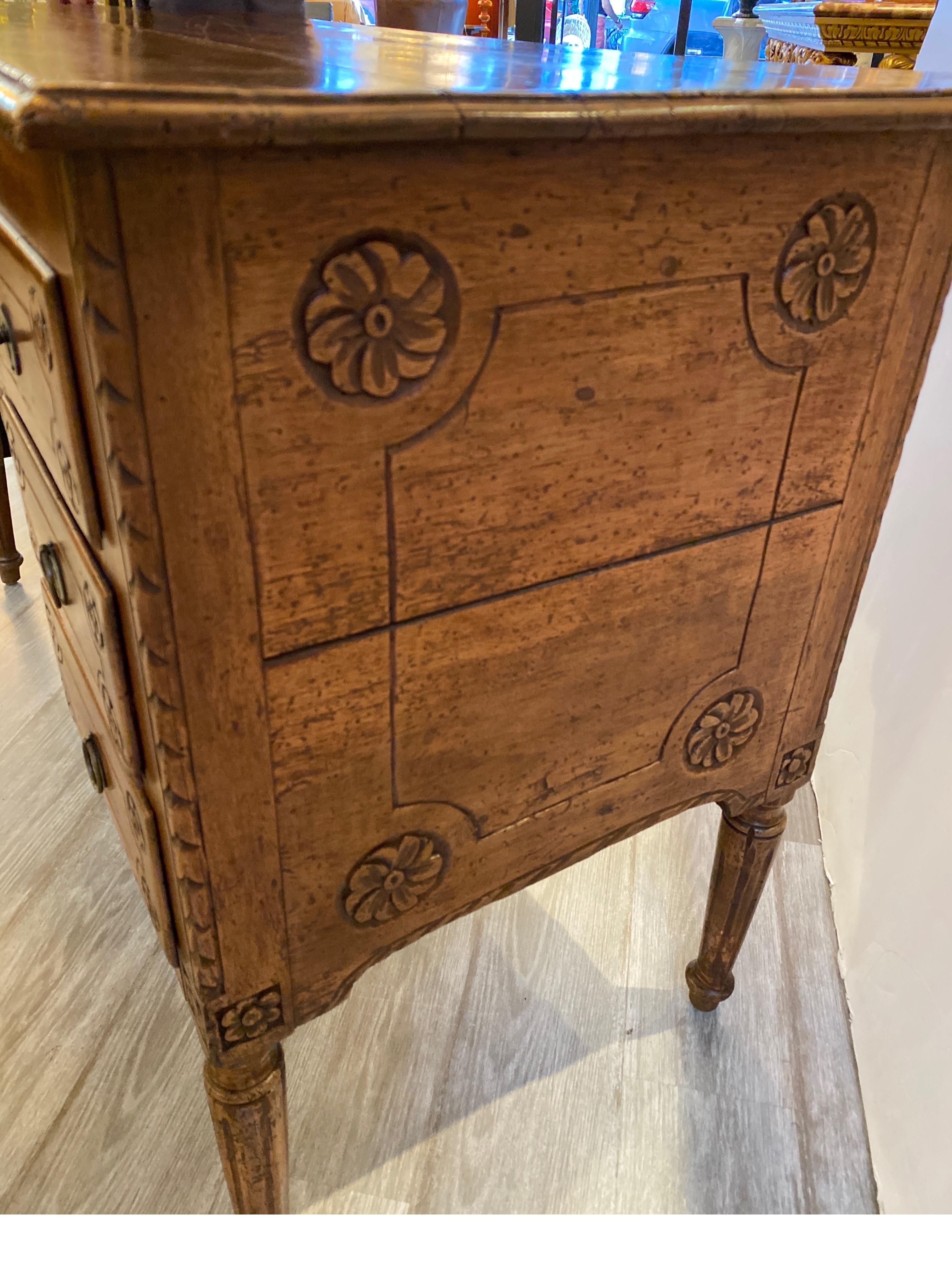 Kniehocker-Schreibtisch mit Schnitzereien aus der italienischen Provence, 18. Jahrhundert im Angebot 1