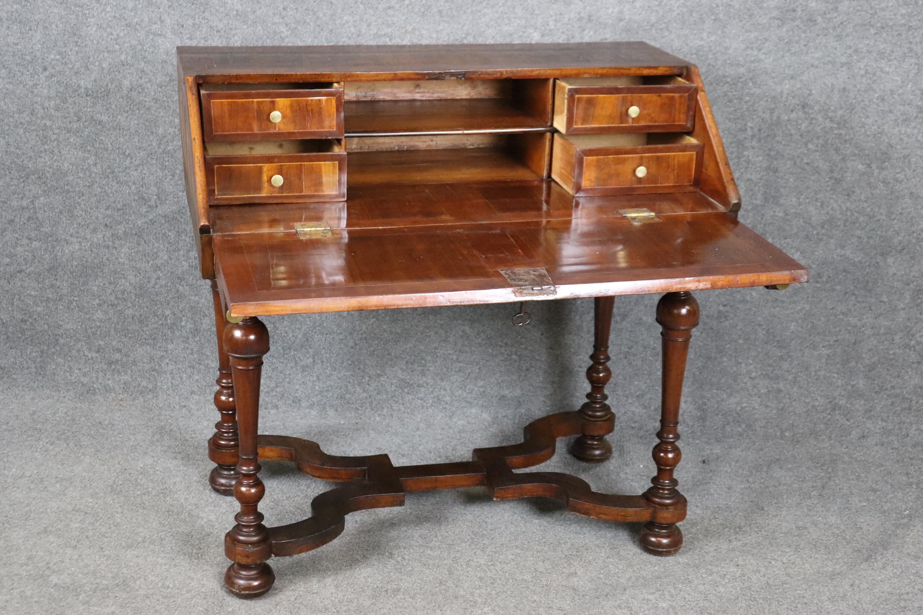 Il s'agit d'un fantastique bureau de style Louis XV fabriqué en Italie en noyer circassien hautement figuré. Le bureau est en bon état, restauré et présentera des signes minimes d'âge et d'usure. Mesure 38,25 de haut x 39,25 de large x 22,75 de
