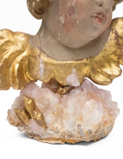 Putto italien du 18ème siècle sur un grappe de cristal de quartz rose et des coquilles de feuilles d'or