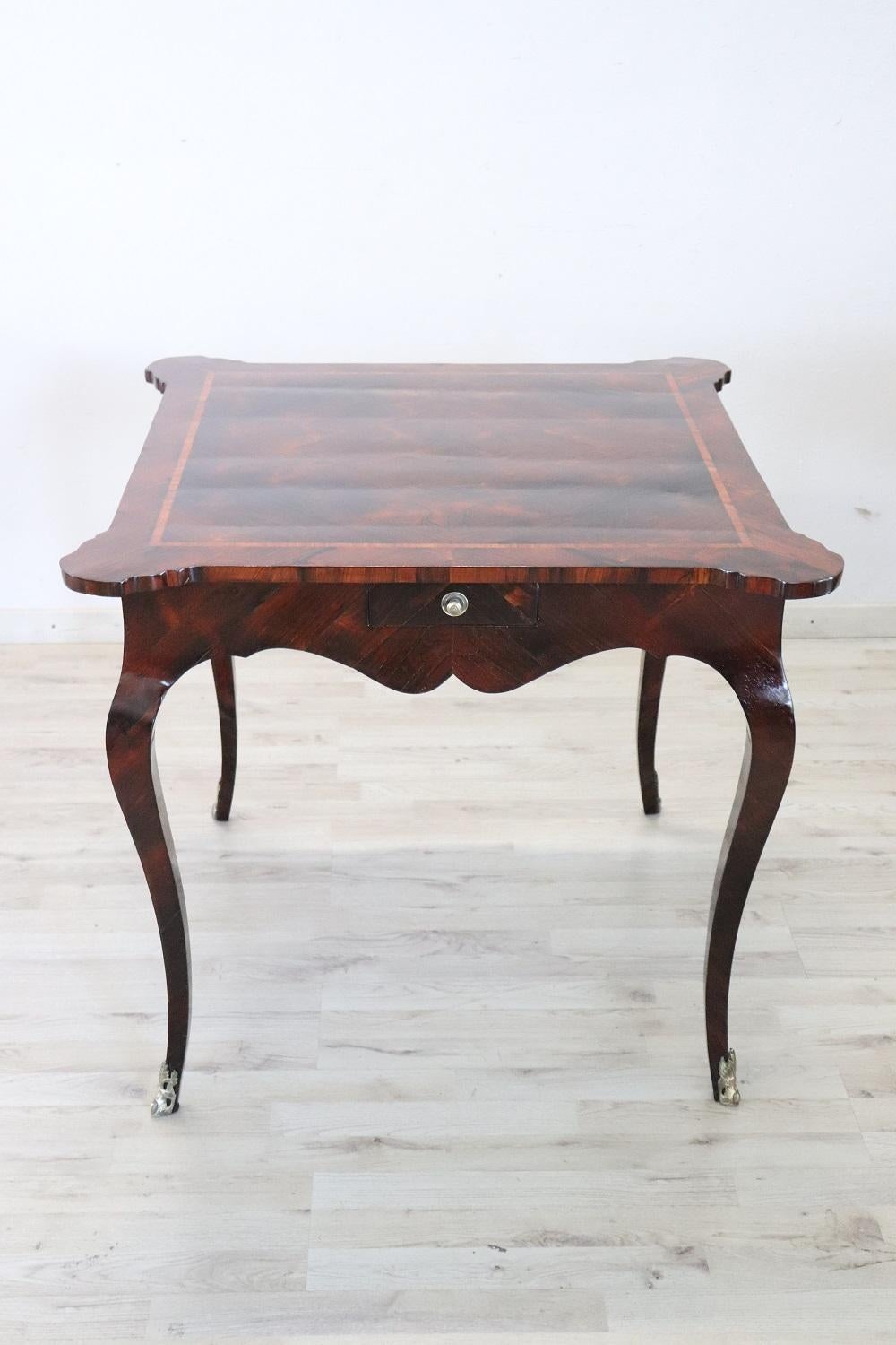 This fantastic antique game table is a true cabinet-making masterpiece. Dated around the mid-18th century in the Louis XV era, it reflects all its characteristics. Made using briar and inlays of precious woods such as rosewood and violet wood. The