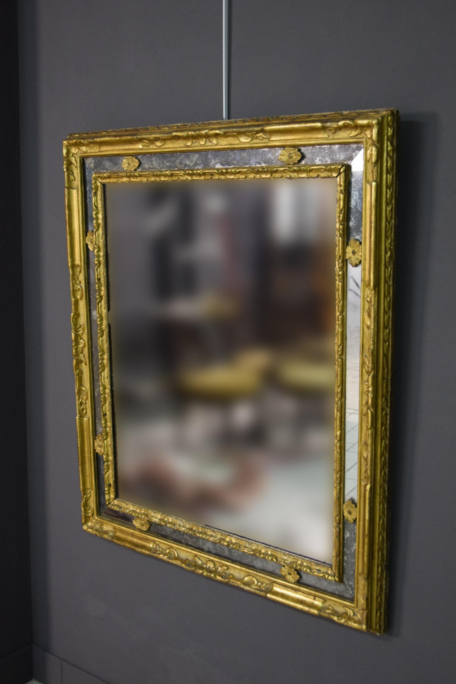 18. Jahrhundert, italienischer rechteckiger Spiegel mit geschnitztem und vergoldetem Rahmen
Norditalien (Turin), Mitte des 18. Jahrhunderts

Der Spiegel, der Mitte des 18. Jahrhunderts in Norditalien (Turin) hergestellt wurde, hat einen