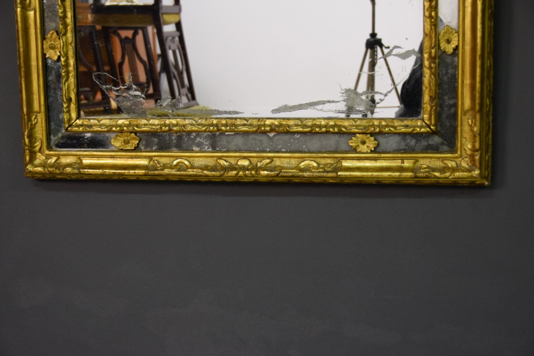 18. Jahrhundert:: Italienischer rechteckiger Spiegel mit geschnitztem und vergoldetem Rahmen (Barock) im Angebot