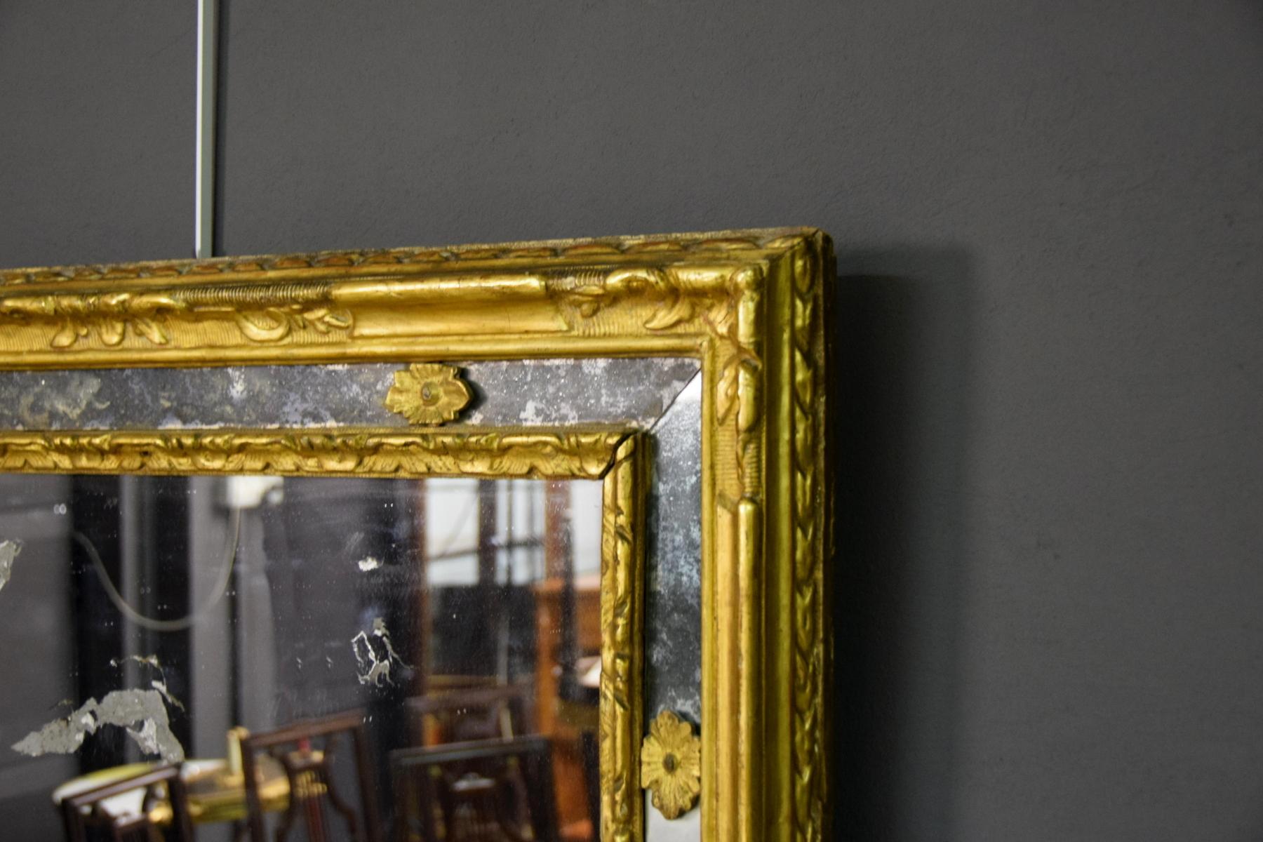 18. Jahrhundert:: Italienischer rechteckiger Spiegel mit geschnitztem und vergoldetem Rahmen (Handgeschnitzt) im Angebot