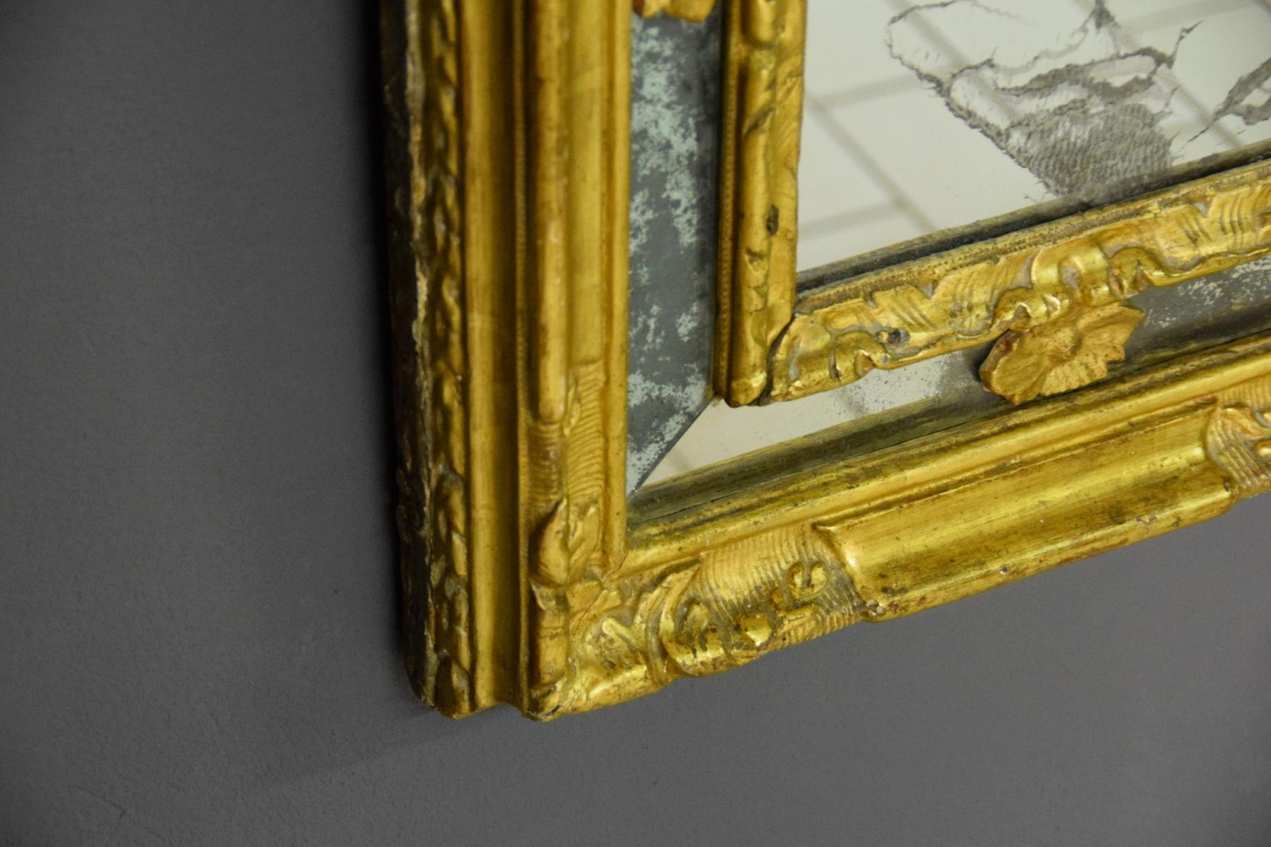 18. Jahrhundert:: Italienischer rechteckiger Spiegel mit geschnitztem und vergoldetem Rahmen (Vergoldetes Holz) im Angebot