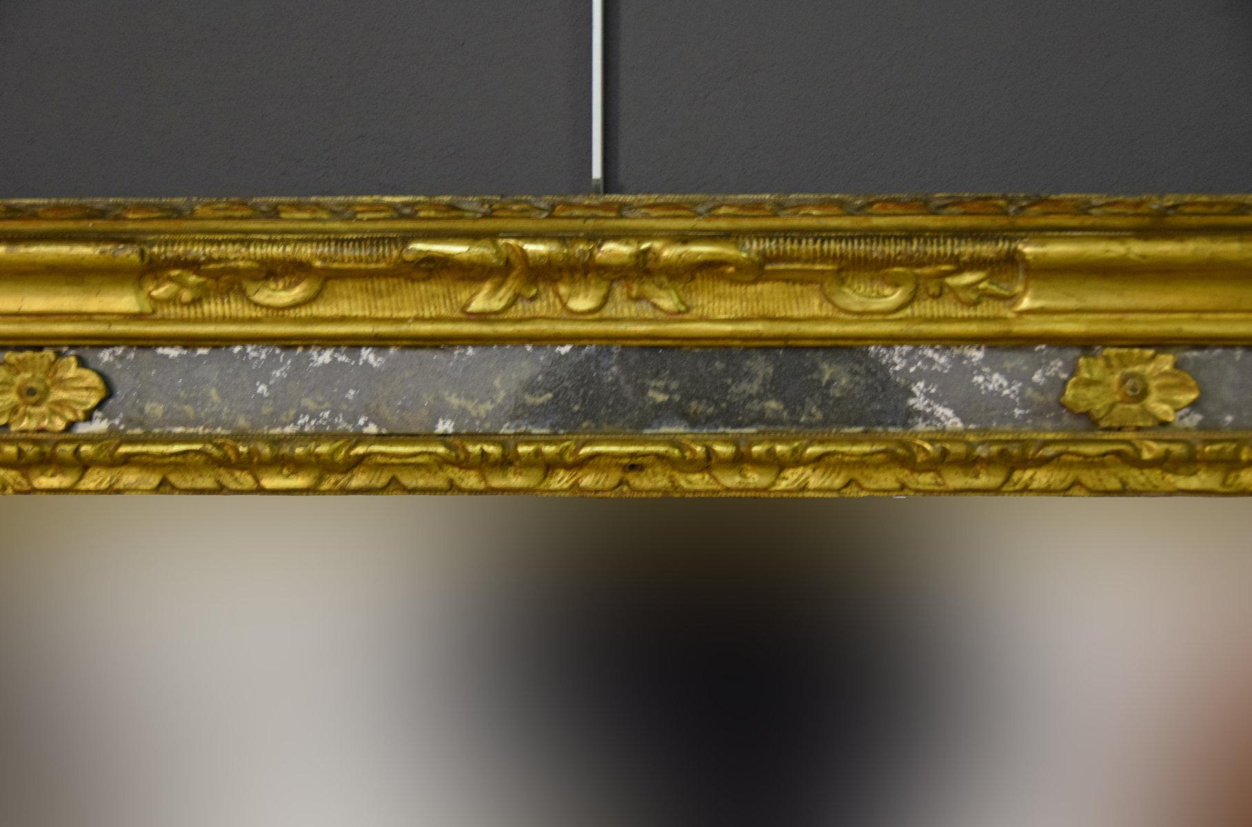 18. Jahrhundert:: Italienischer rechteckiger Spiegel mit geschnitztem und vergoldetem Rahmen im Angebot 1
