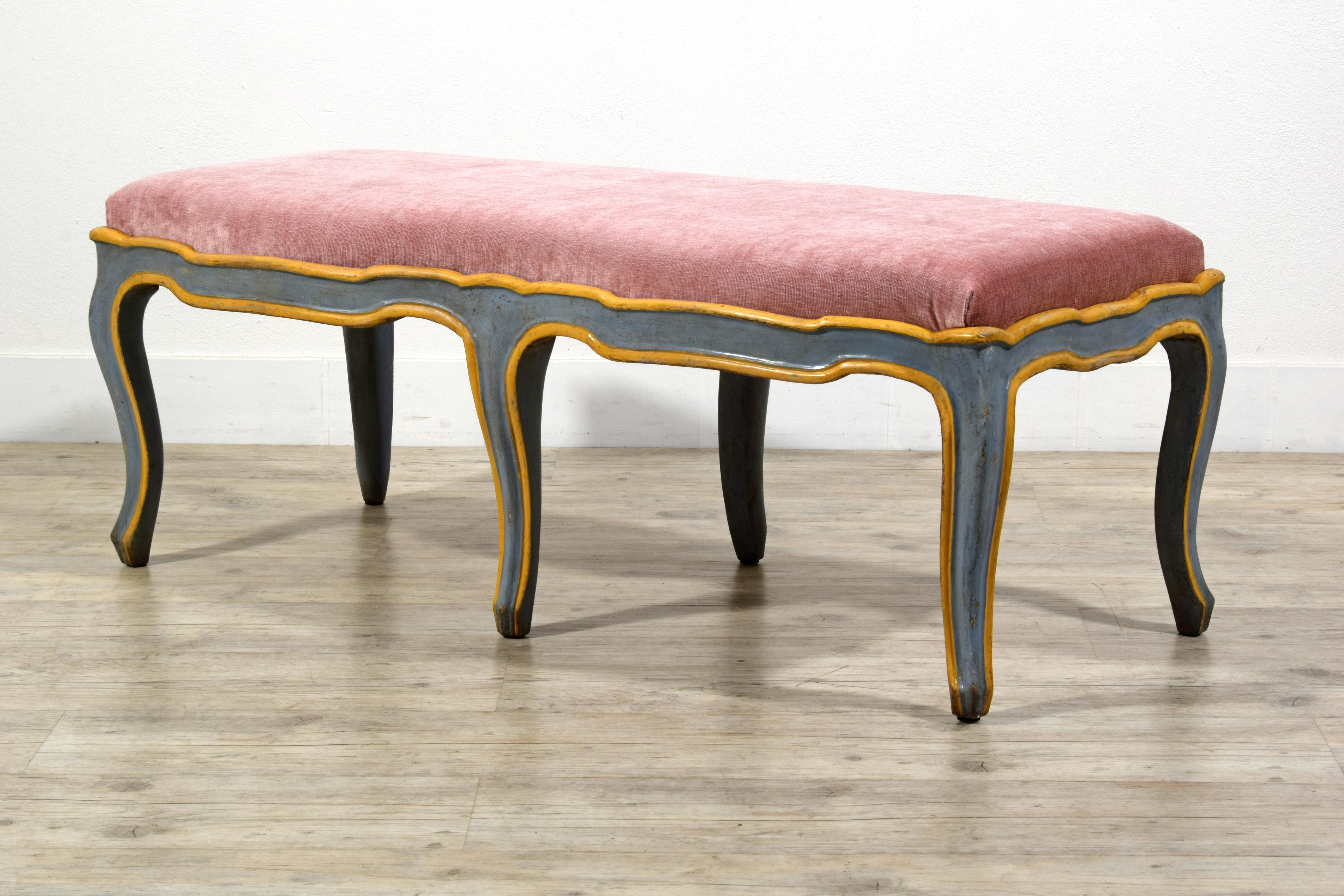 Banc en bois sculpté et laqué rococo italien du XVIIIe siècle

Ce banc a été fabriqué au cours de la période du Barocchetto (Rococo) au milieu du 18e siècle dans le Piémont. Réalisée en bois sculpté et laqué, elle présente une silhouette sinueuse et