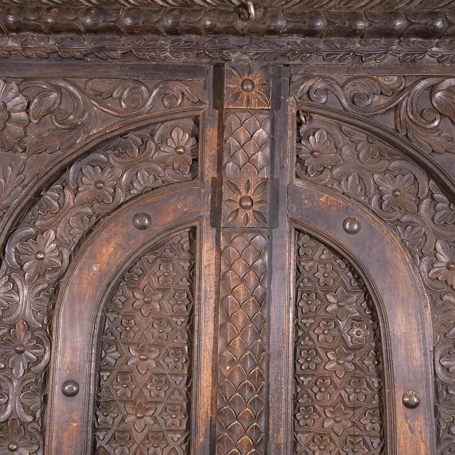 Eine antike italienische Friesplatte mit Blumen, Ranken und Blättern, aus handgefertigtem Eichenholz in gutem Zustand. Die vertikale Tür verfügt über zwei handgefertigte runde Türgriffe aus Metall, die durch detaillierte Holzschnitzereien ergänzt