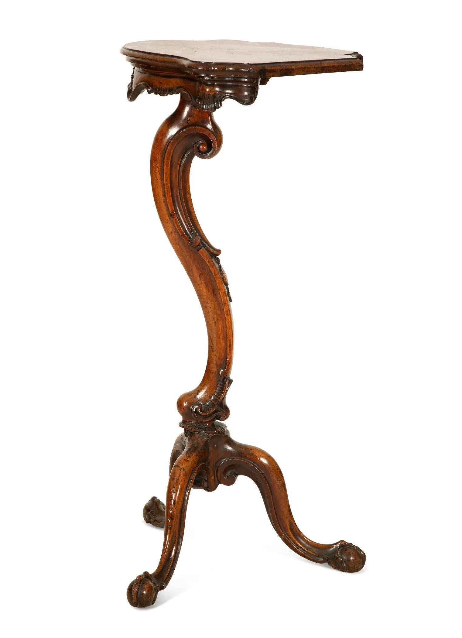 18. Jahrhundert Italienisch Rokoko geschnitzt Nussbaum Sockel (Walnuss) im Angebot