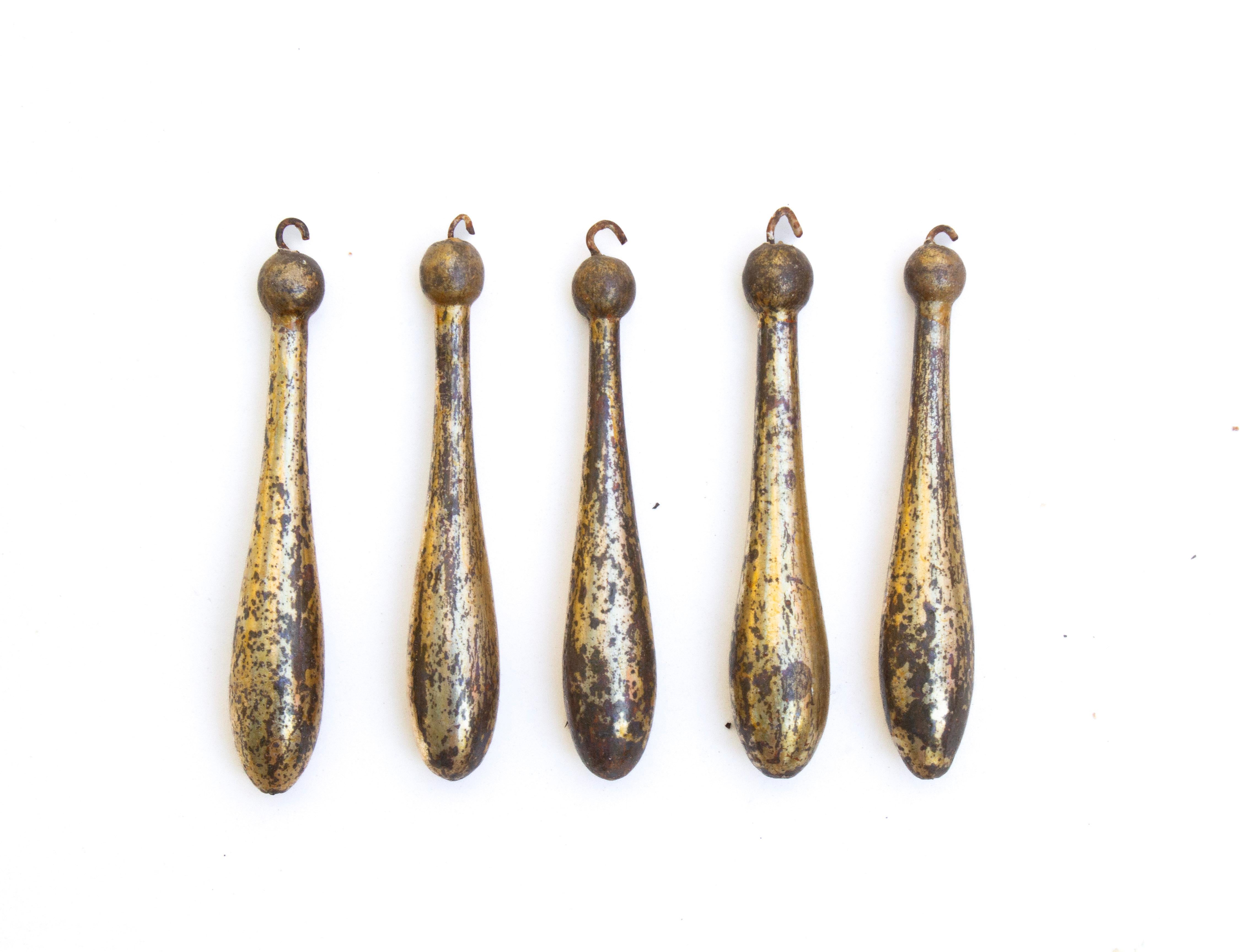 Un groupe de cinq ornements italiens du XVIIIe siècle, mouchetés et dorés, avec les crochets d'origine. Les glands dorés ont subi une distorsion naturelle au fil du temps, ce qui crée un motif unique sur les glands. 

Les glands provenaient à