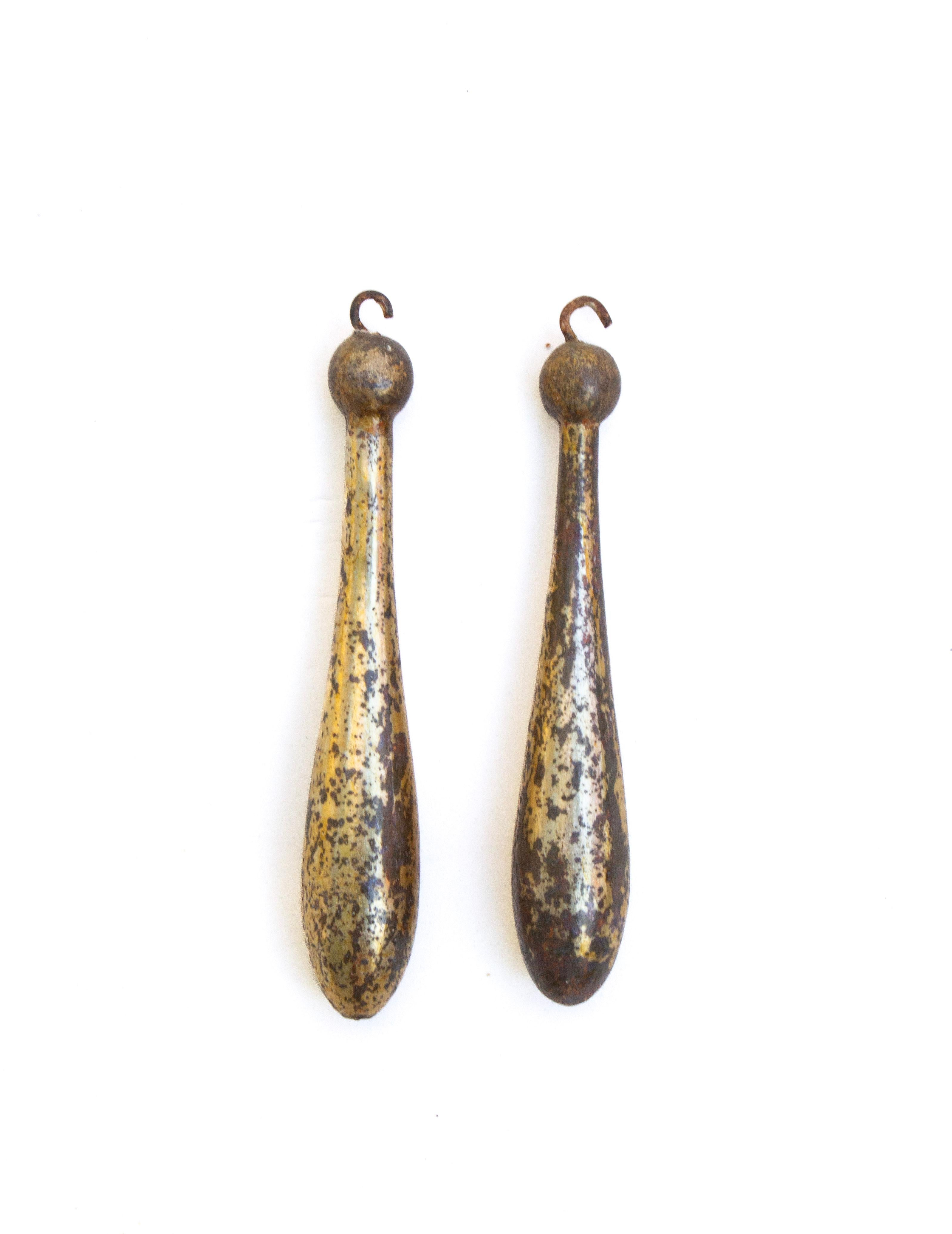 Rococo Groupe de 5 ornements à glands du 18e siècle, de style rococo italien, doré et vieilli en vente