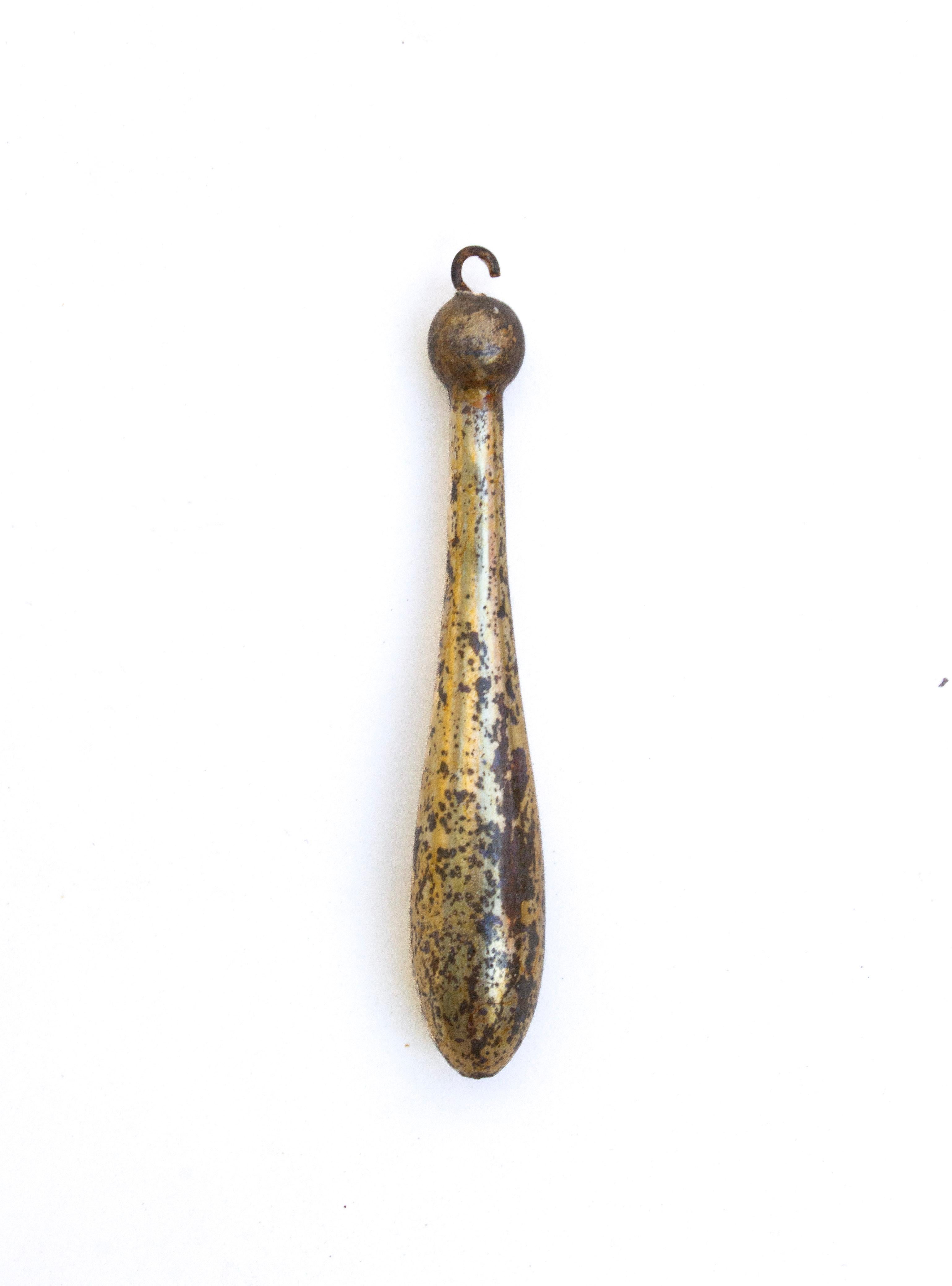 Sculpté à la main Groupe de 5 ornements à glands du 18e siècle, de style rococo italien, doré et vieilli en vente