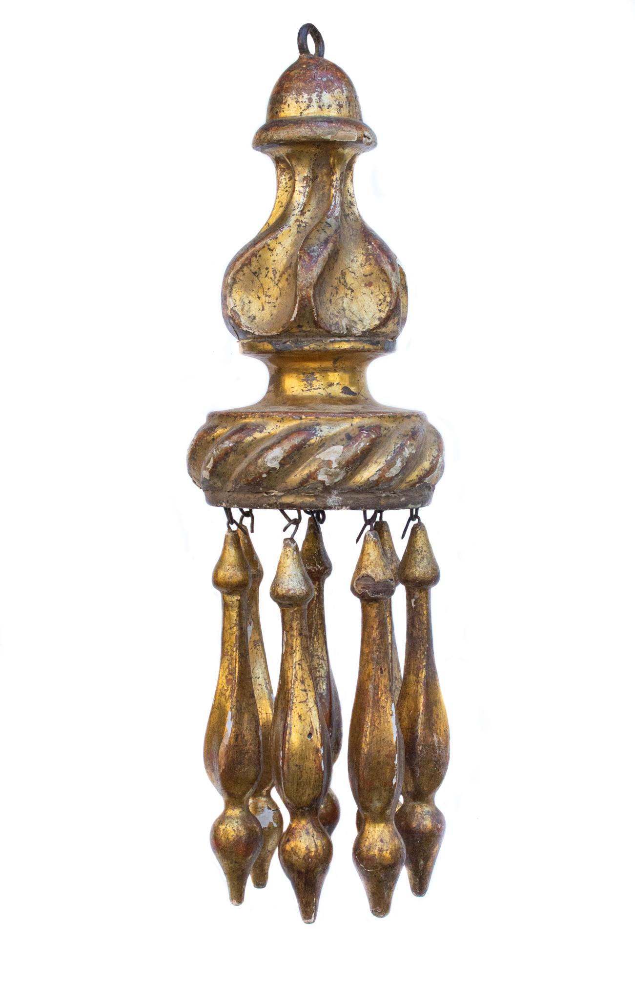 Paire de pompons italiens du 18e siècle sculptés à la main à la feuille d'or. Le pompon est originaire d'une église italienne de Toscane et était utilisé pour décorer les luminaires ecclésiastiques et d'autres objets de culte. Cette pièce est très