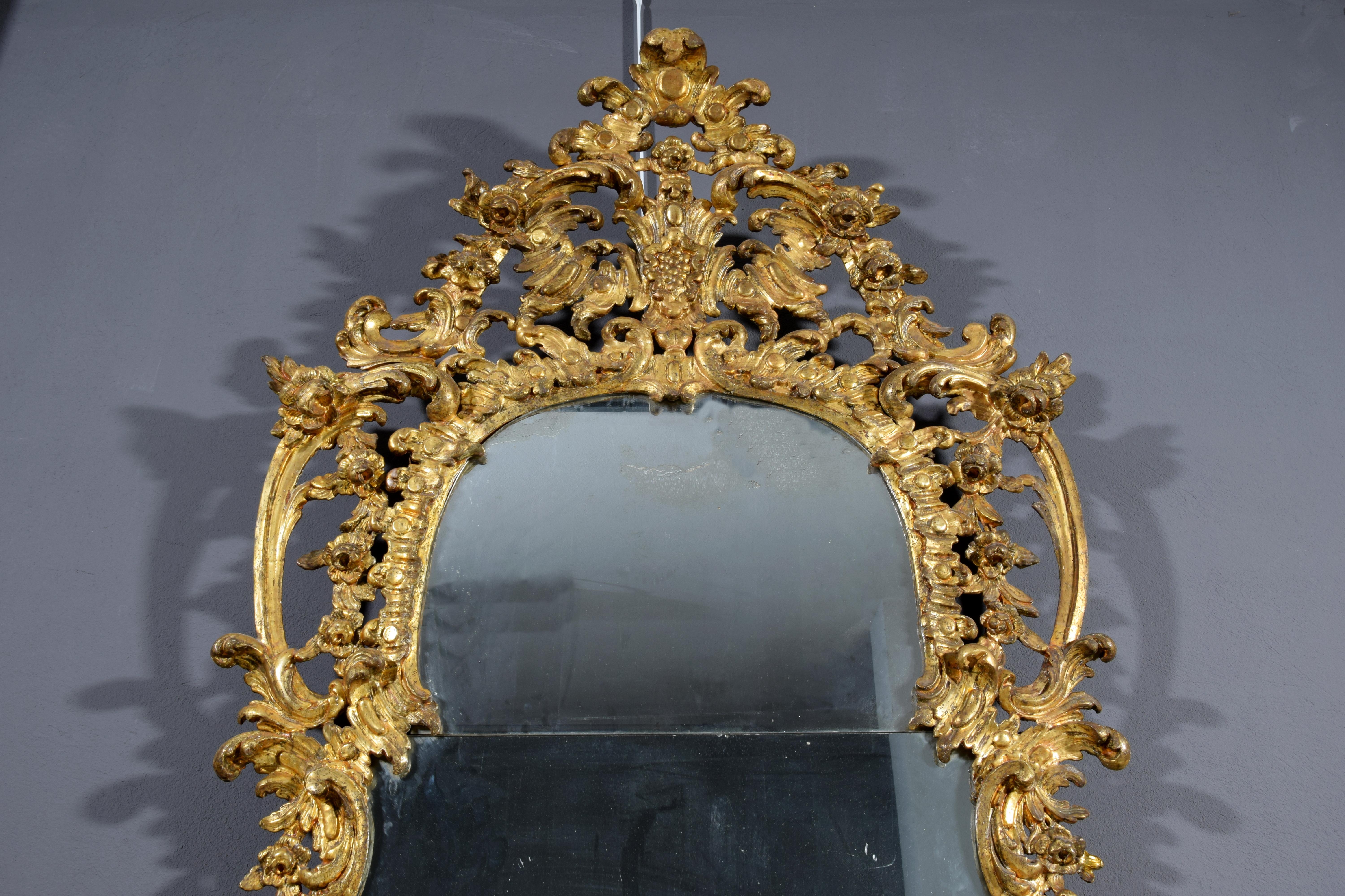 Miroir en bois doré sculpté à la main de style rococo italien du 18e siècle  en vente 5