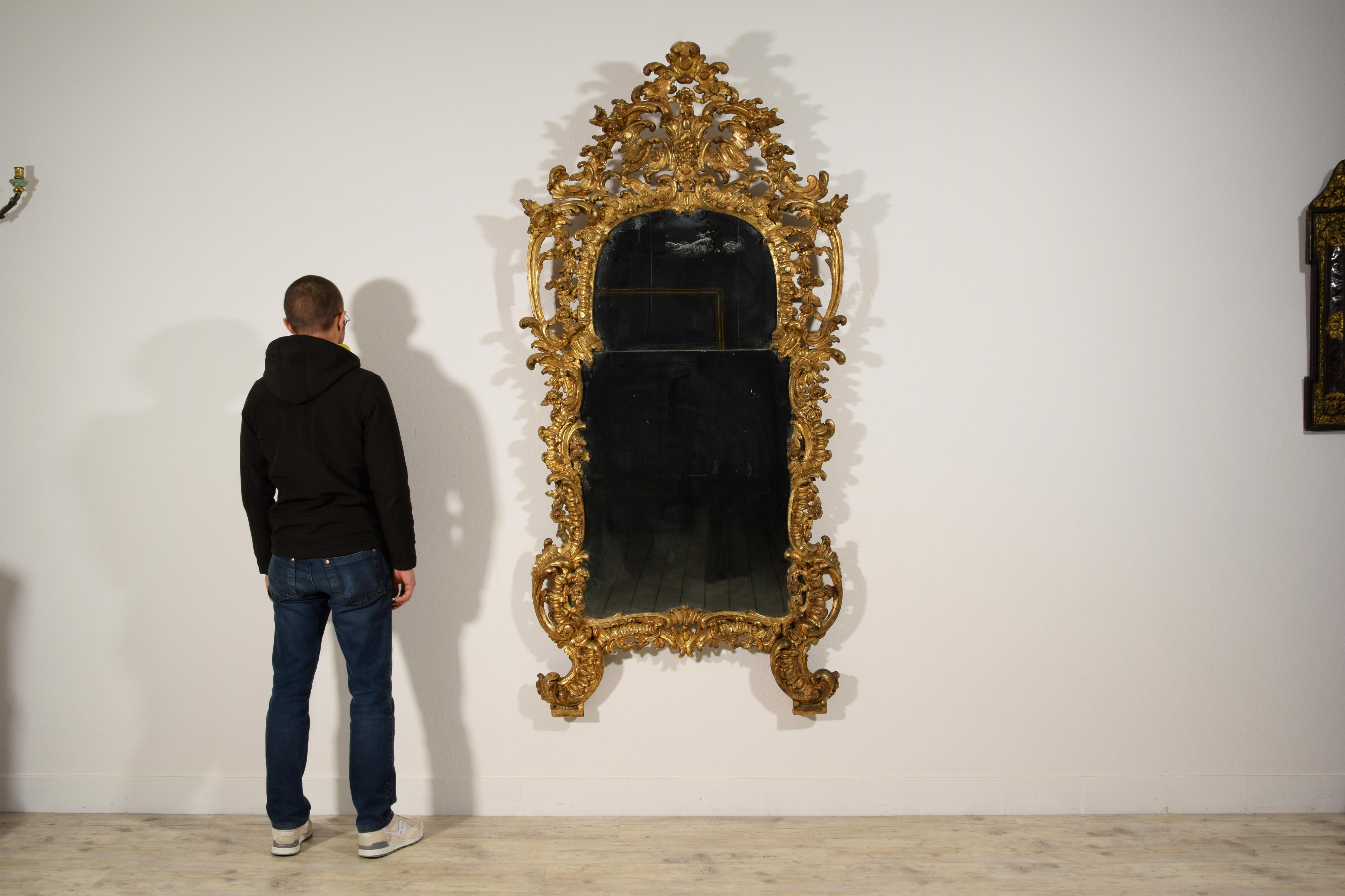 Miroir en bois doré sculpté à la main de style rococo italien du 18e siècle  en vente 6