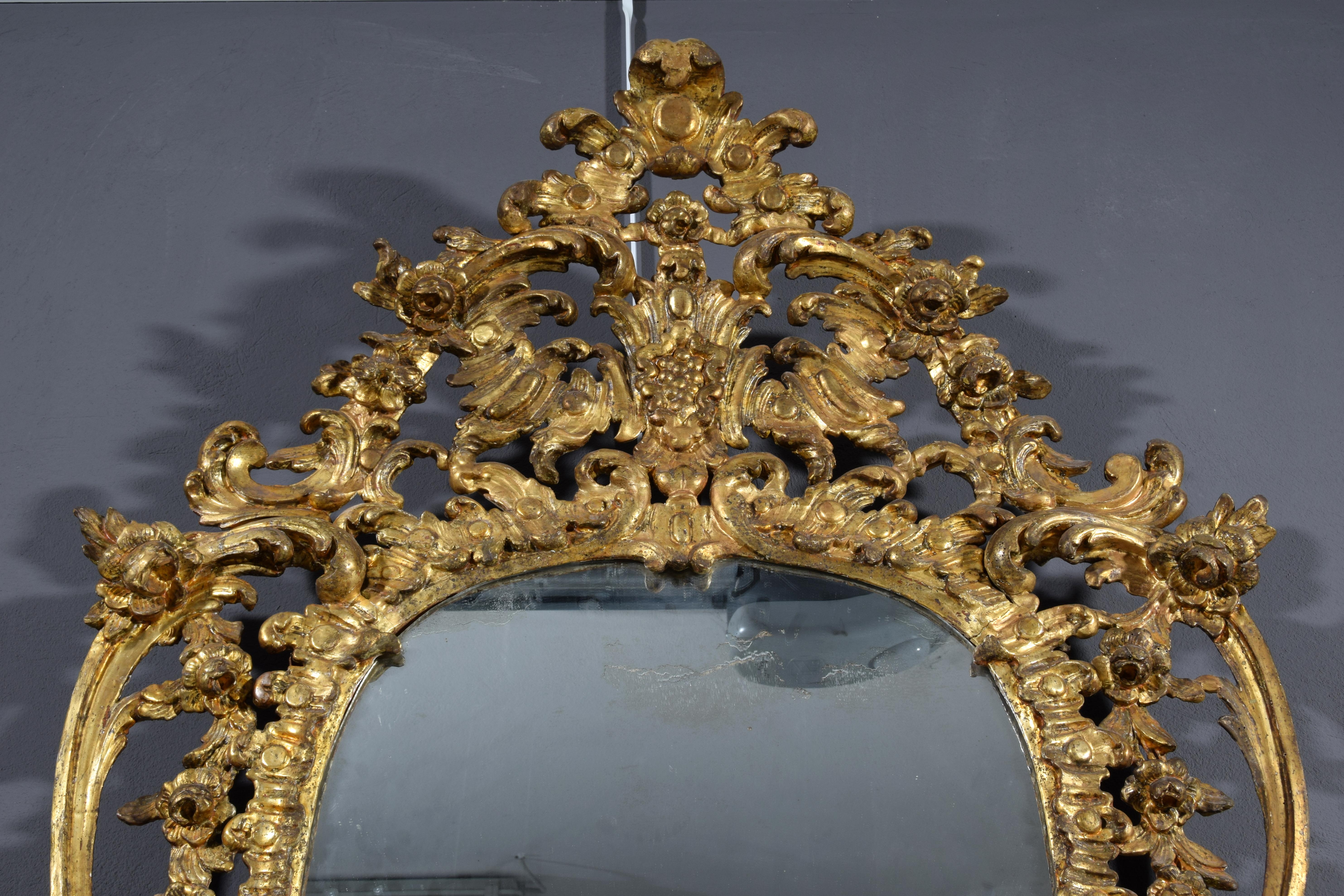 Miroir en bois doré sculpté à la main de style rococo italien du 18e siècle  en vente 7
