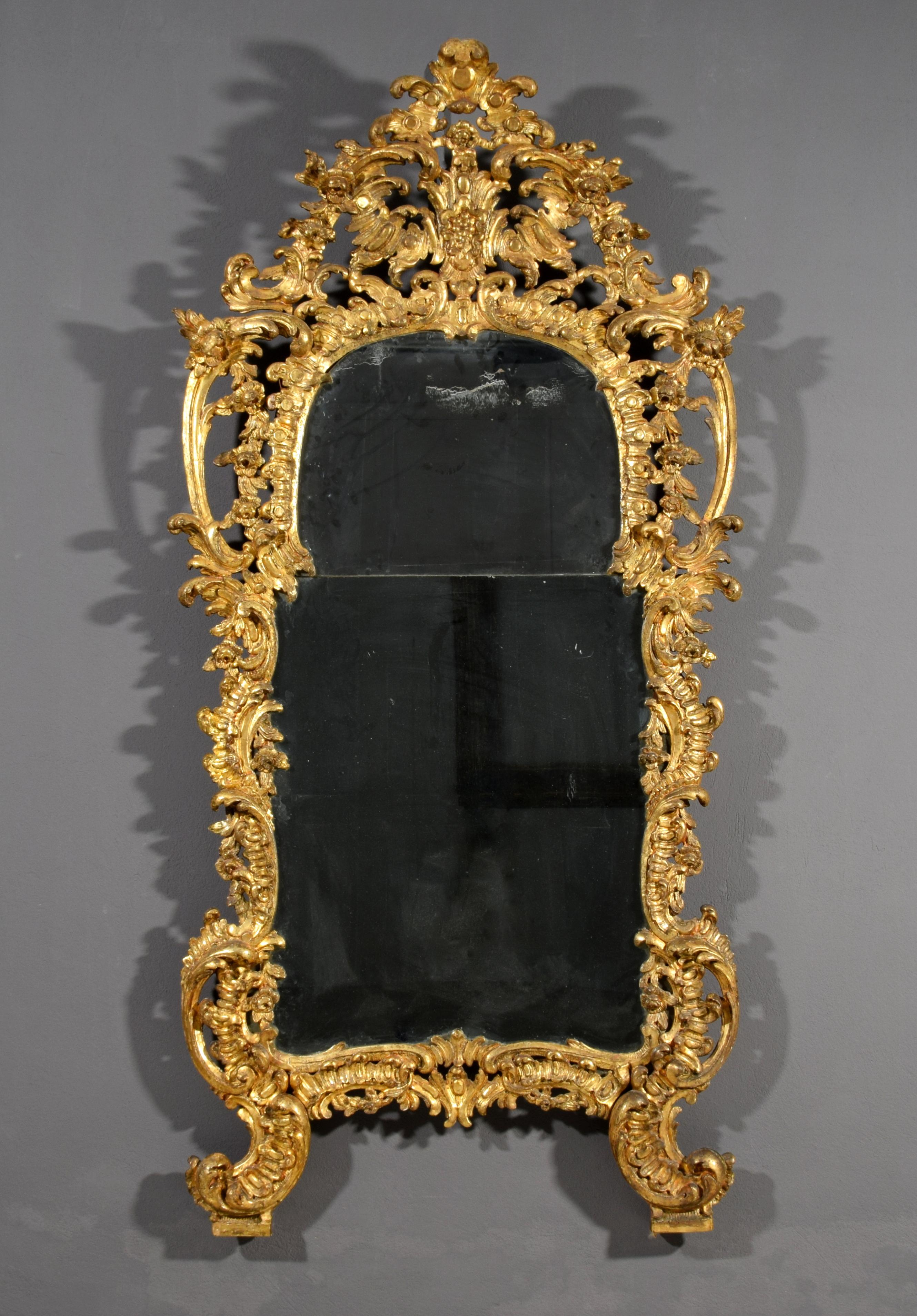 Miroir italien Barocchetto (Rococo) du 18e siècle en bois doré sculpté à la main 

Ce miroir raffiné et élégant, fabriqué à Turin, en Italie, au milieu du XVIIIe siècle, possède un cadre en bois richement sculpté de feuilles d'argent doré (mecca).