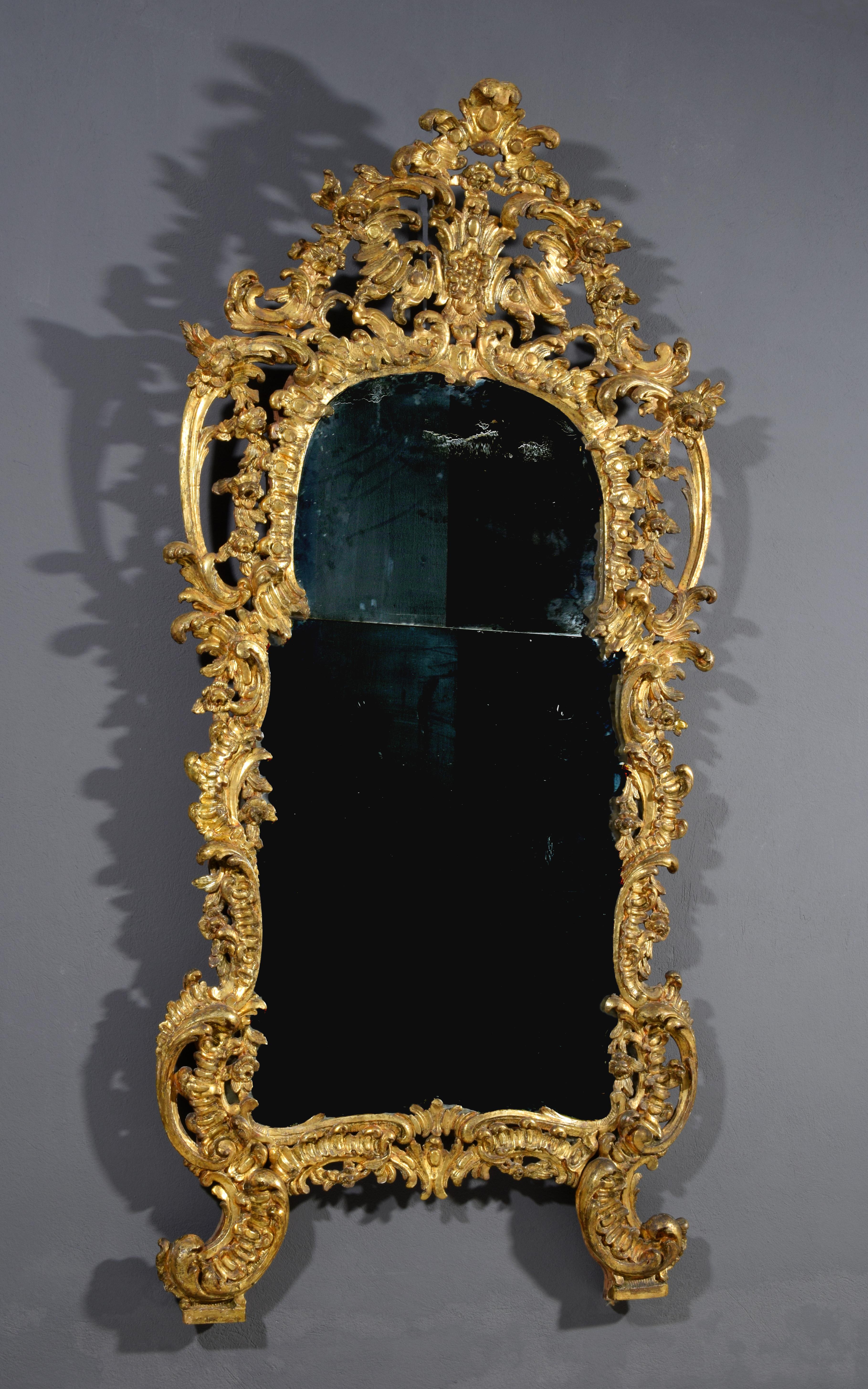 Rococo Miroir en bois doré sculpté à la main de style rococo italien du 18e siècle  en vente