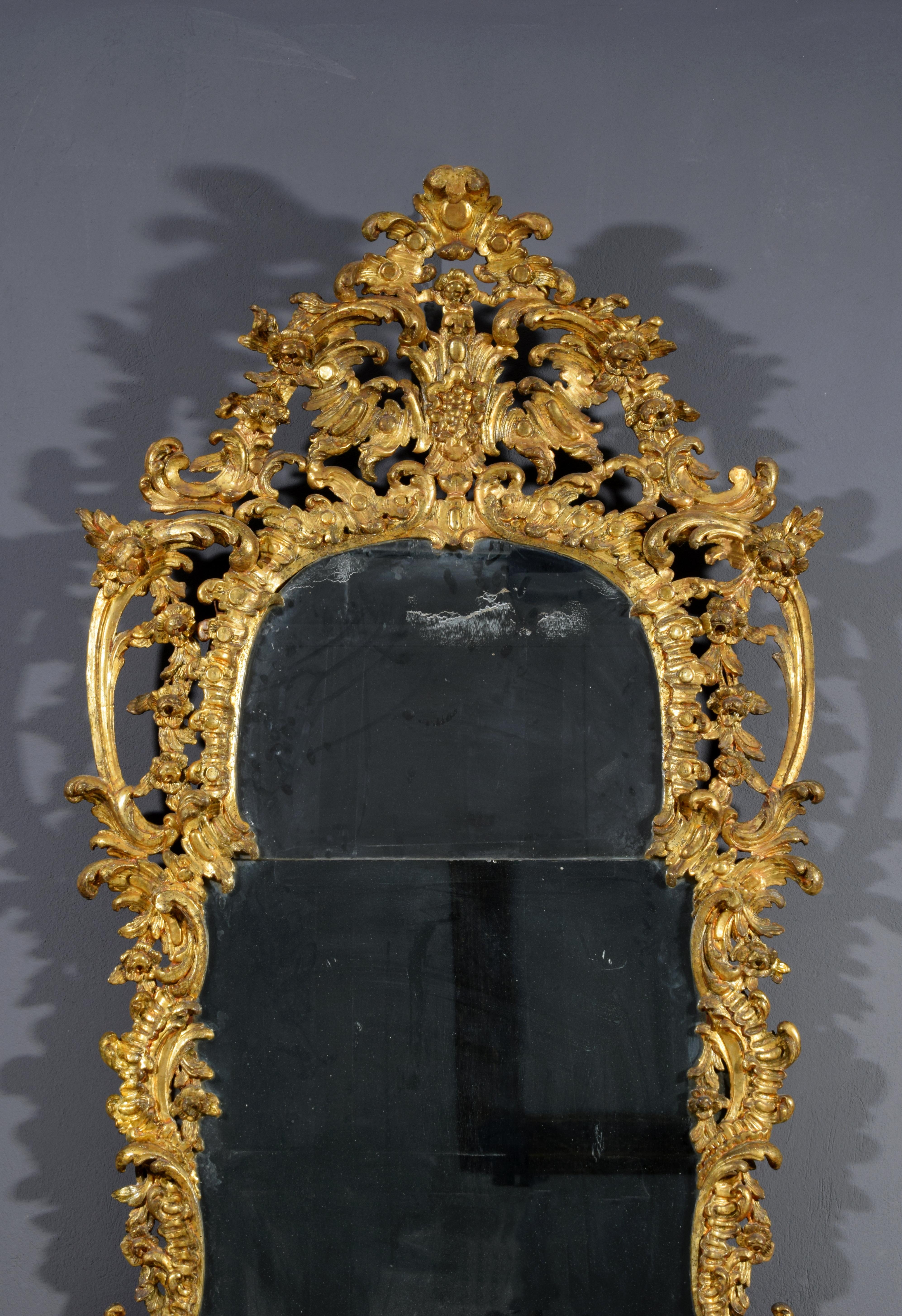 Hand-Carved 18th Century Italian Rococo Hand Carved Giltwood Mirror For Sale