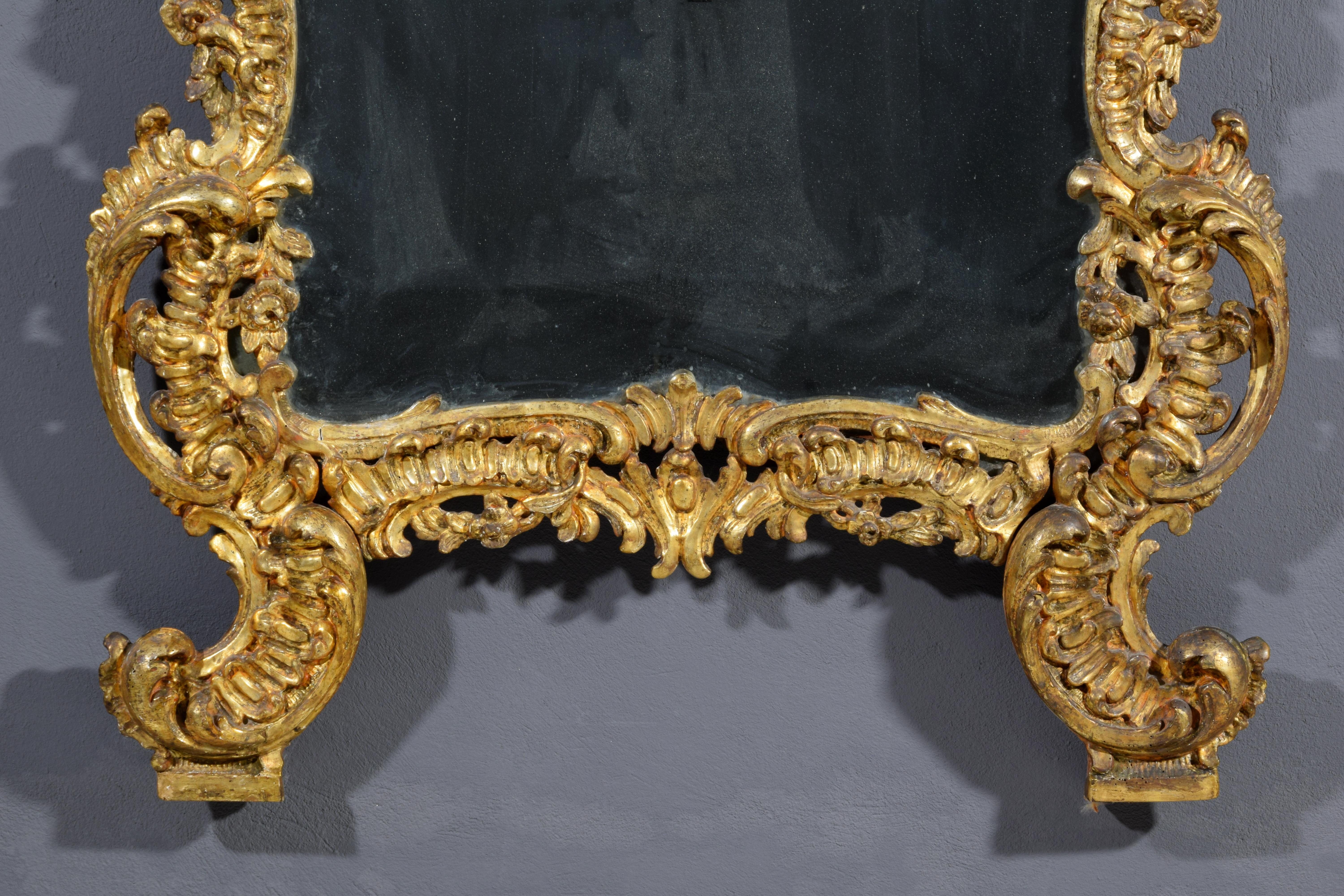 XVIIIe siècle Miroir en bois doré sculpté à la main de style rococo italien du 18e siècle  en vente