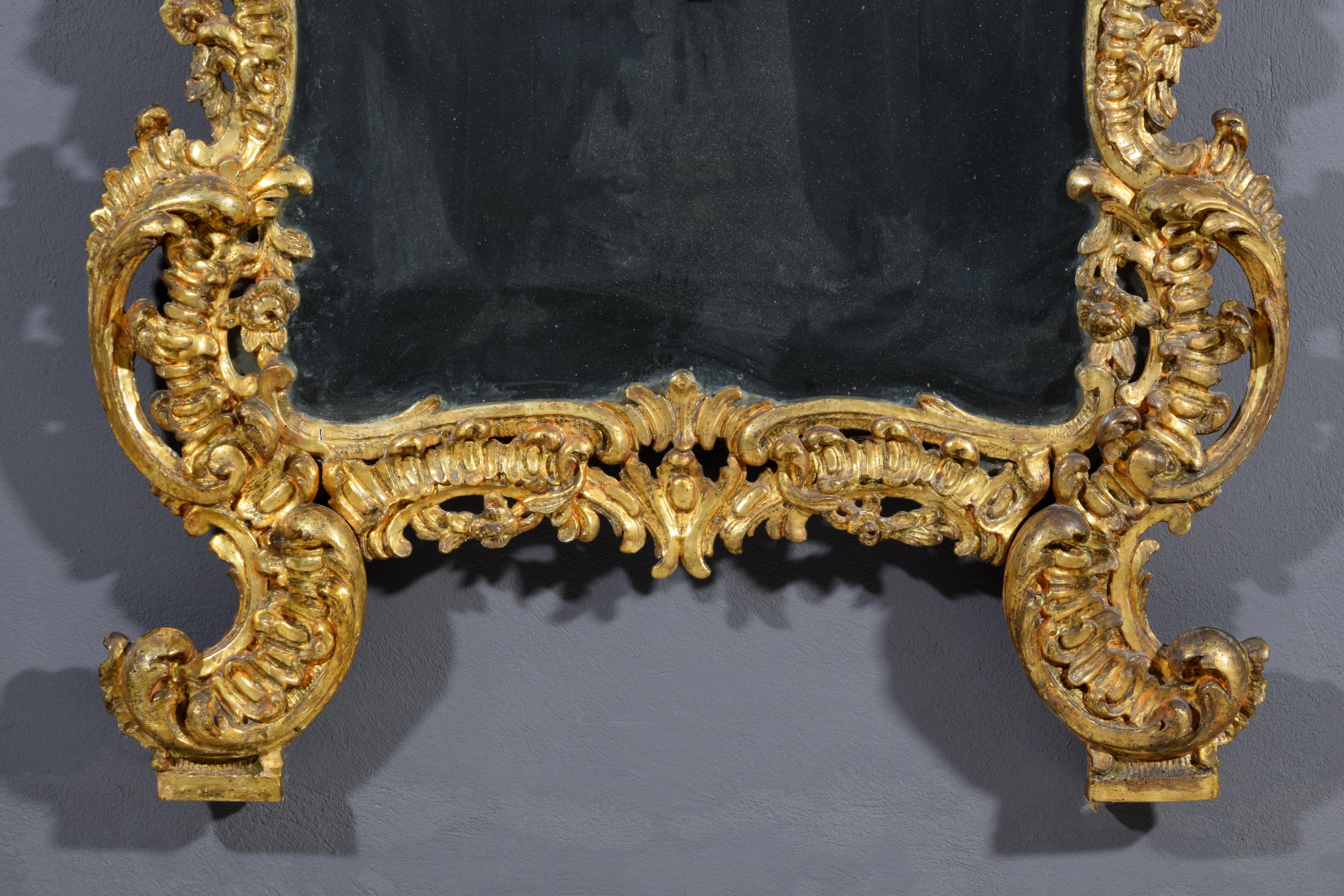 Italienischer Rokoko-Spiegel aus handgeschnitztem Giltwood aus dem 18. im Angebot 1