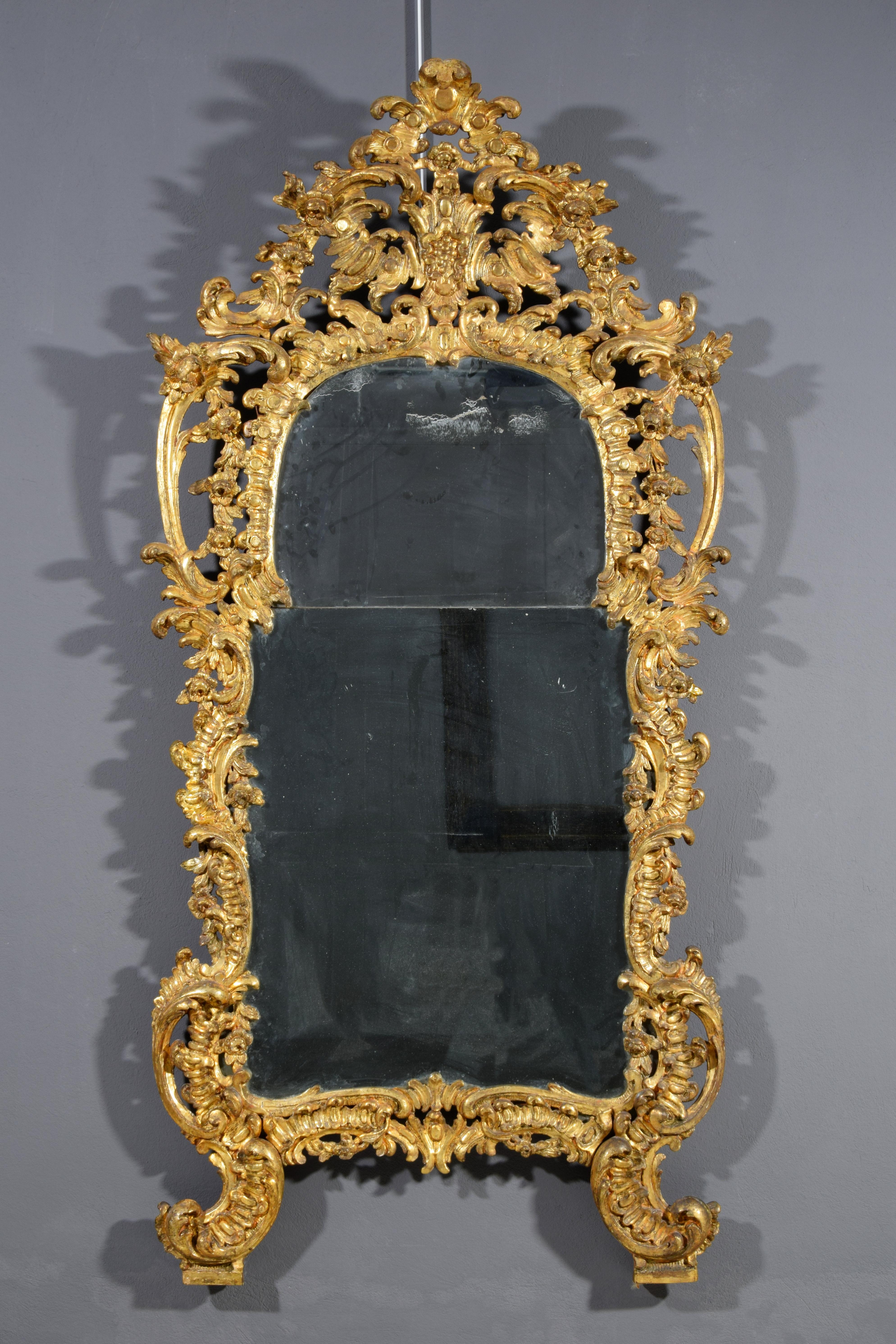 Miroir en bois doré sculpté à la main de style rococo italien du 18e siècle  en vente 1
