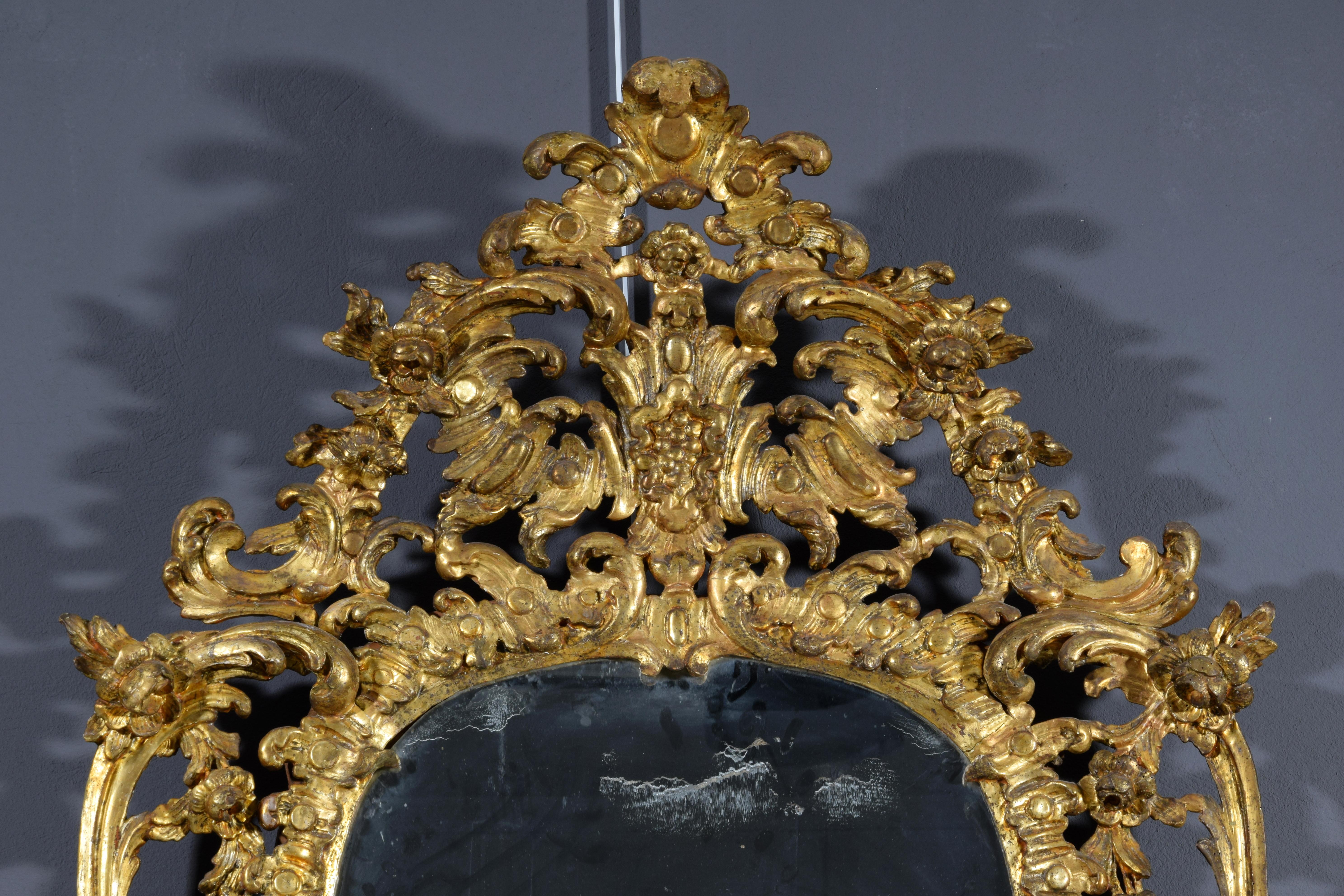 Miroir en bois doré sculpté à la main de style rococo italien du 18e siècle  en vente 2
