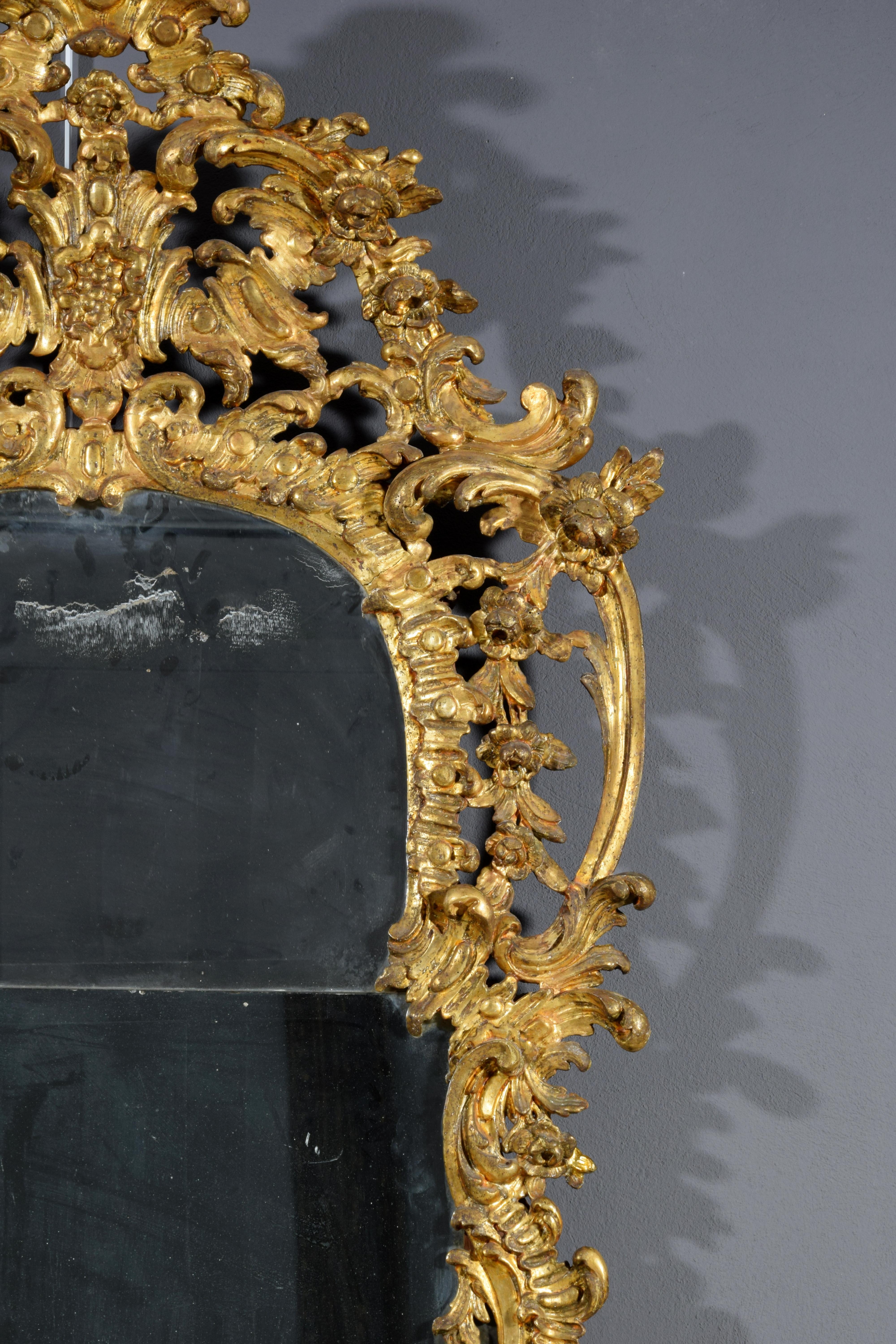 Miroir en bois doré sculpté à la main de style rococo italien du 18e siècle  en vente 3