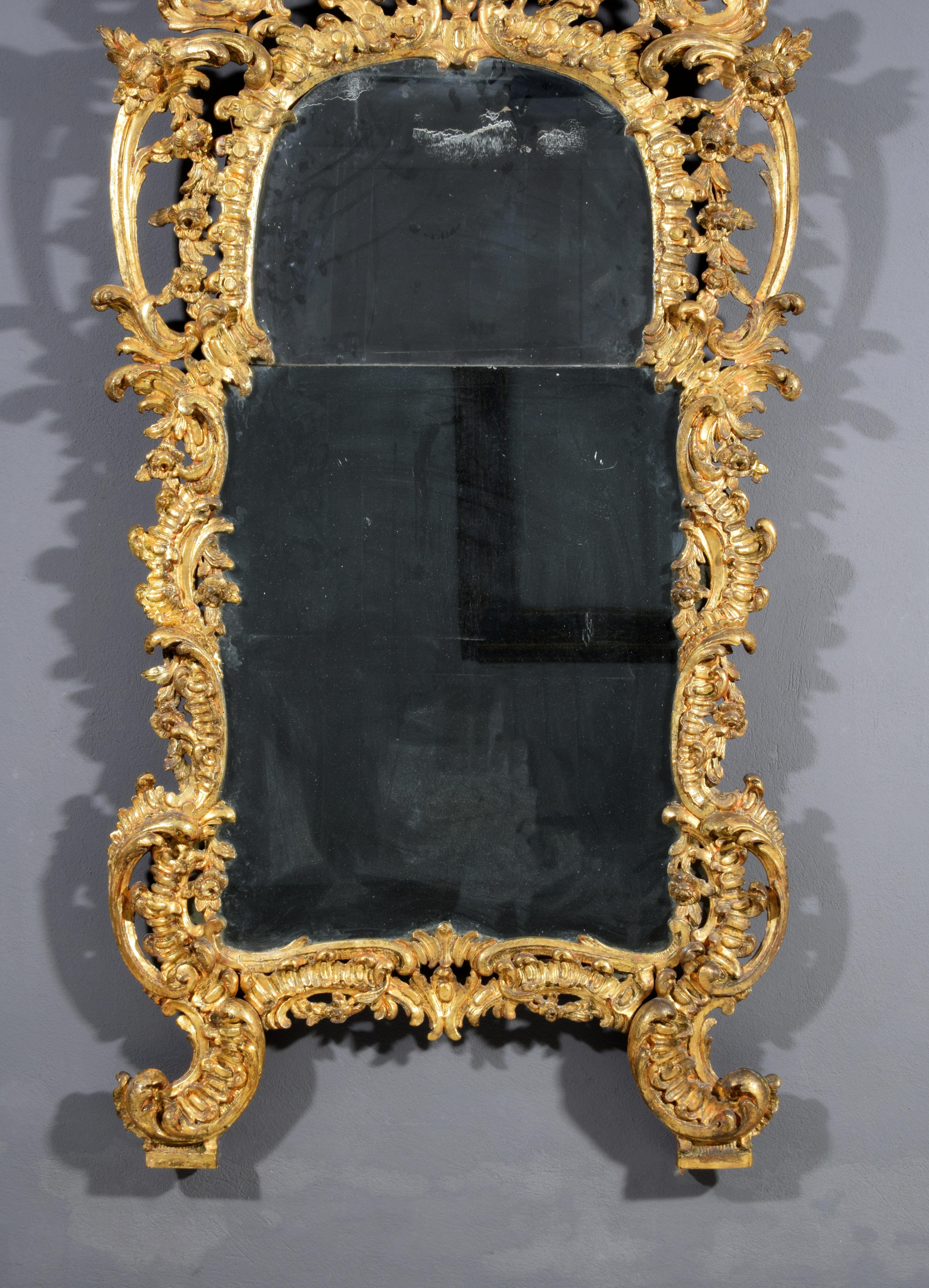 Miroir en bois doré sculpté à la main de style rococo italien du 18e siècle  en vente 4