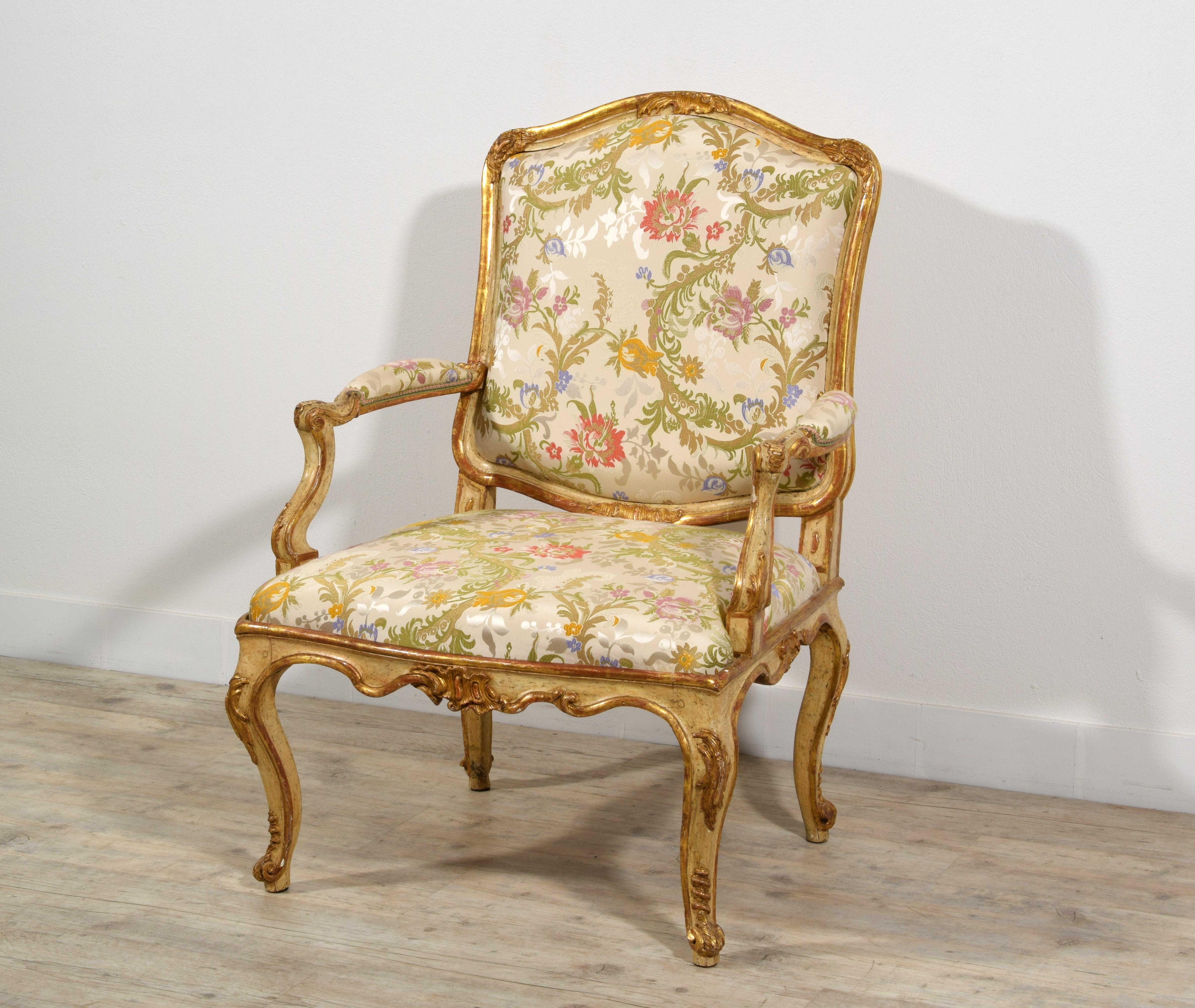 XVIIIe siècle, Fauteuils baroques italiens en bois doré et laqué 
Cet élégant fauteuil a été fabriqué à l'époque baroque à Turin, vers le milieu du XVIIIe siècle. La structure du fauteuil est en bois finement sculpté, laqué en ivoire et doré. 
Le