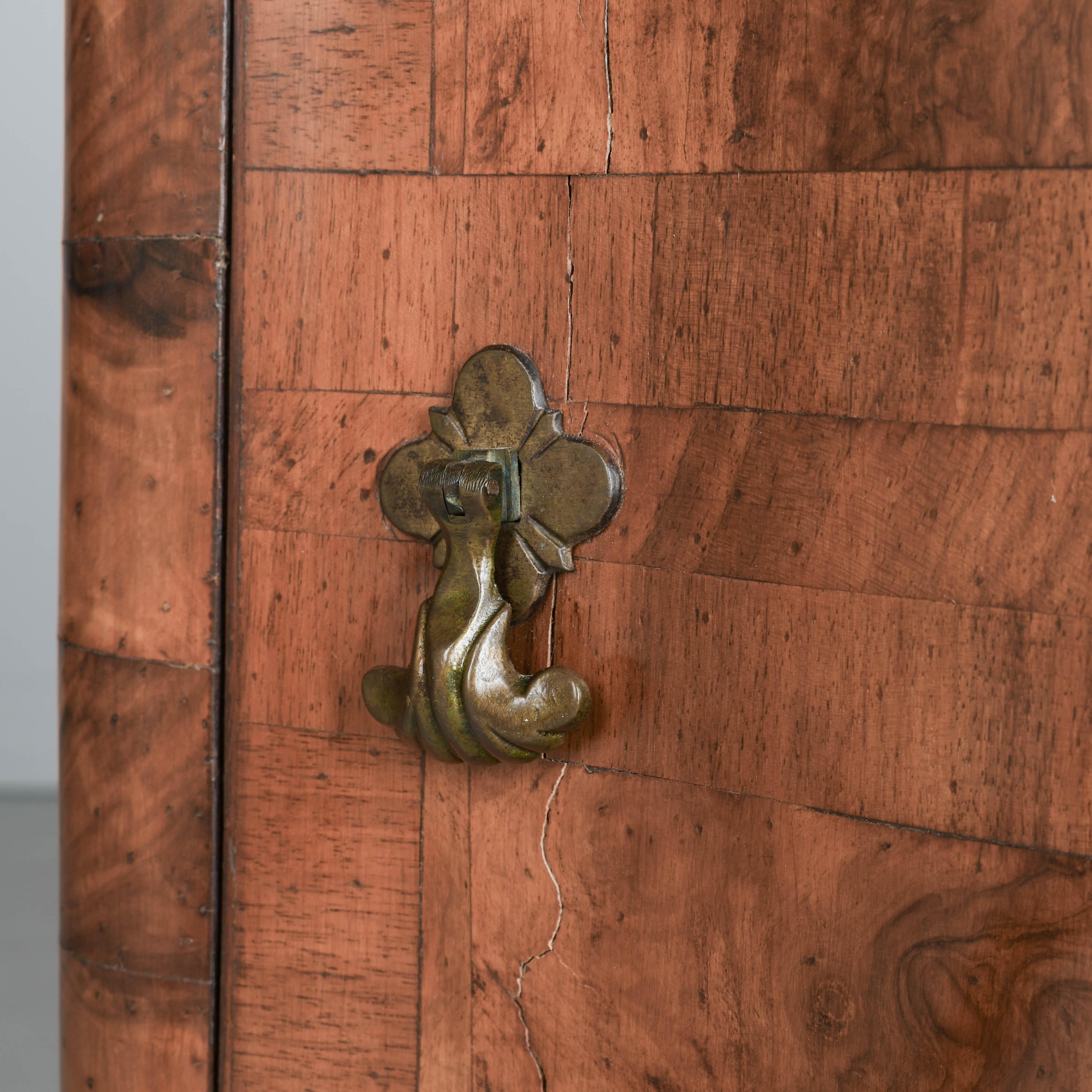 18th Century Italian Rococo Marquetry Comodini Pair For Sale 6