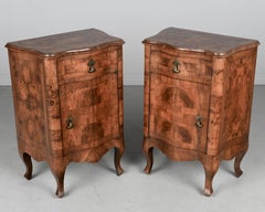 Paar italienische Rokoko-Intarsien Comodini aus dem 18. Jahrhundert