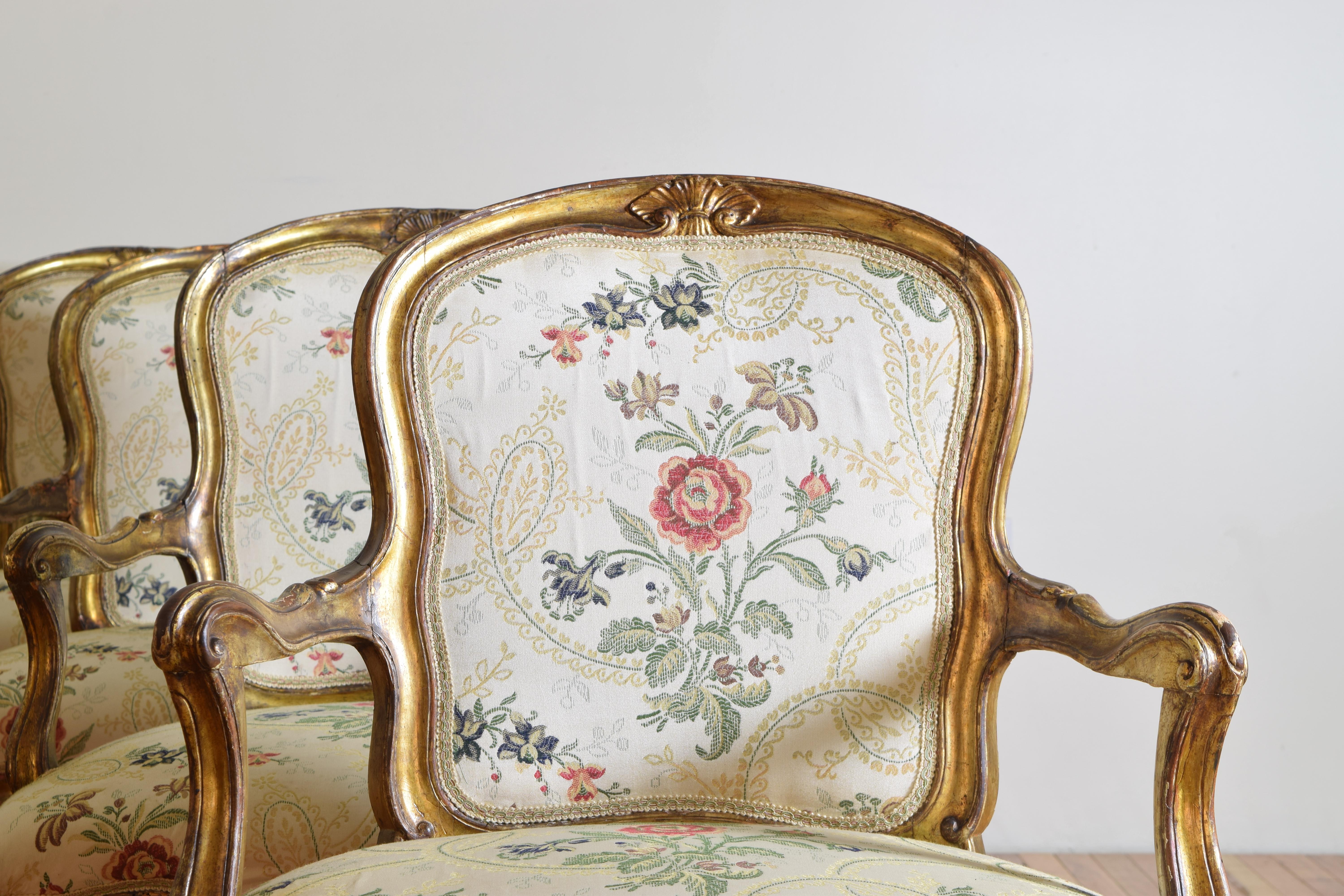 Ensemble de quatre fauteuils rococo italiens du 18ème siècle en bois doré en vente 3