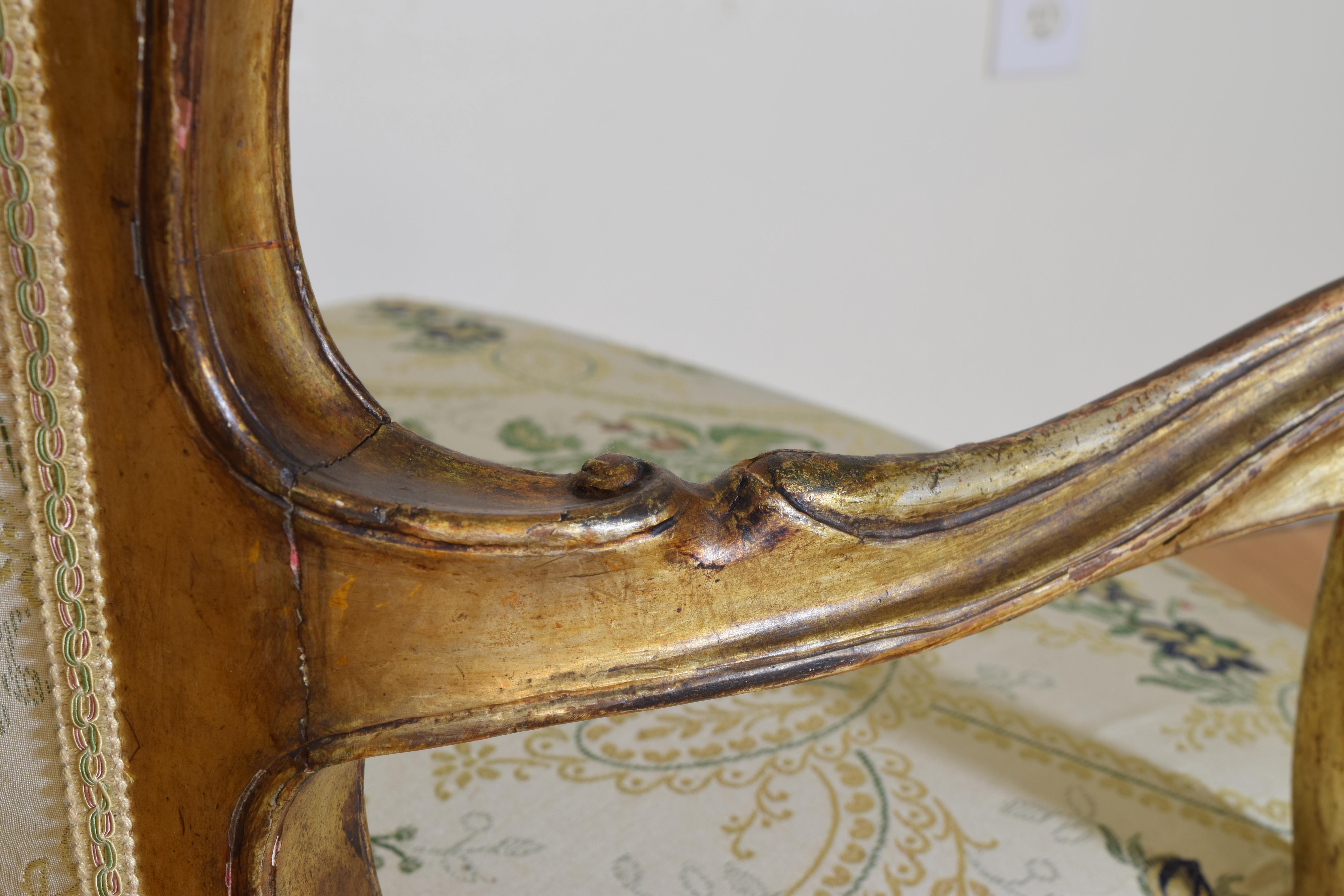 Ensemble de quatre fauteuils rococo italiens du 18ème siècle en bois doré en vente 7