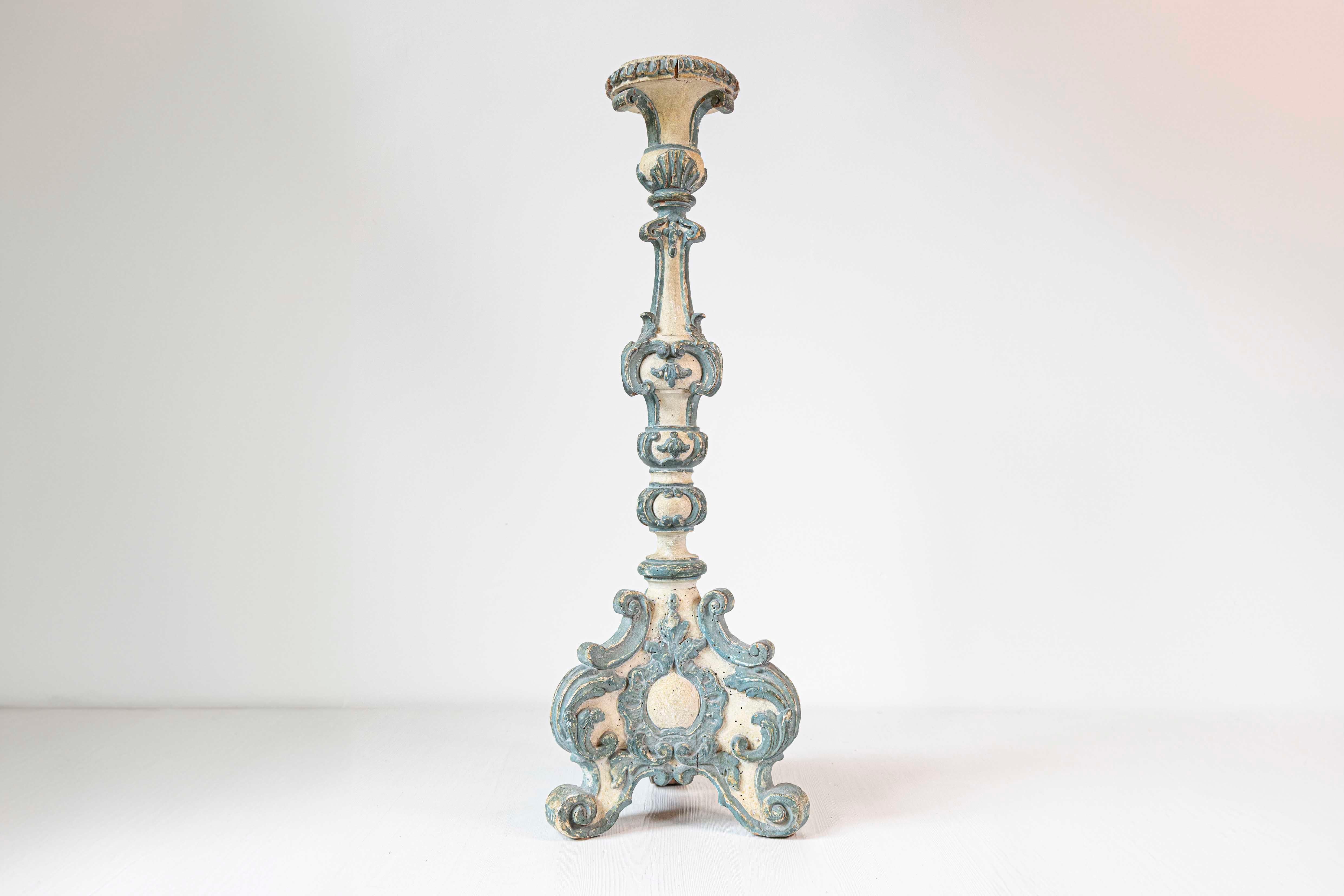Un candeliere italiano di epoca rococò in legno dipinto e intagliato del XVIII secolo, con accenti blu. Questo squisito candeliere italiano presenta la tipica curvatura dei pezzi rococò. Il portacandela nella parte superiore è ornato da gadroons