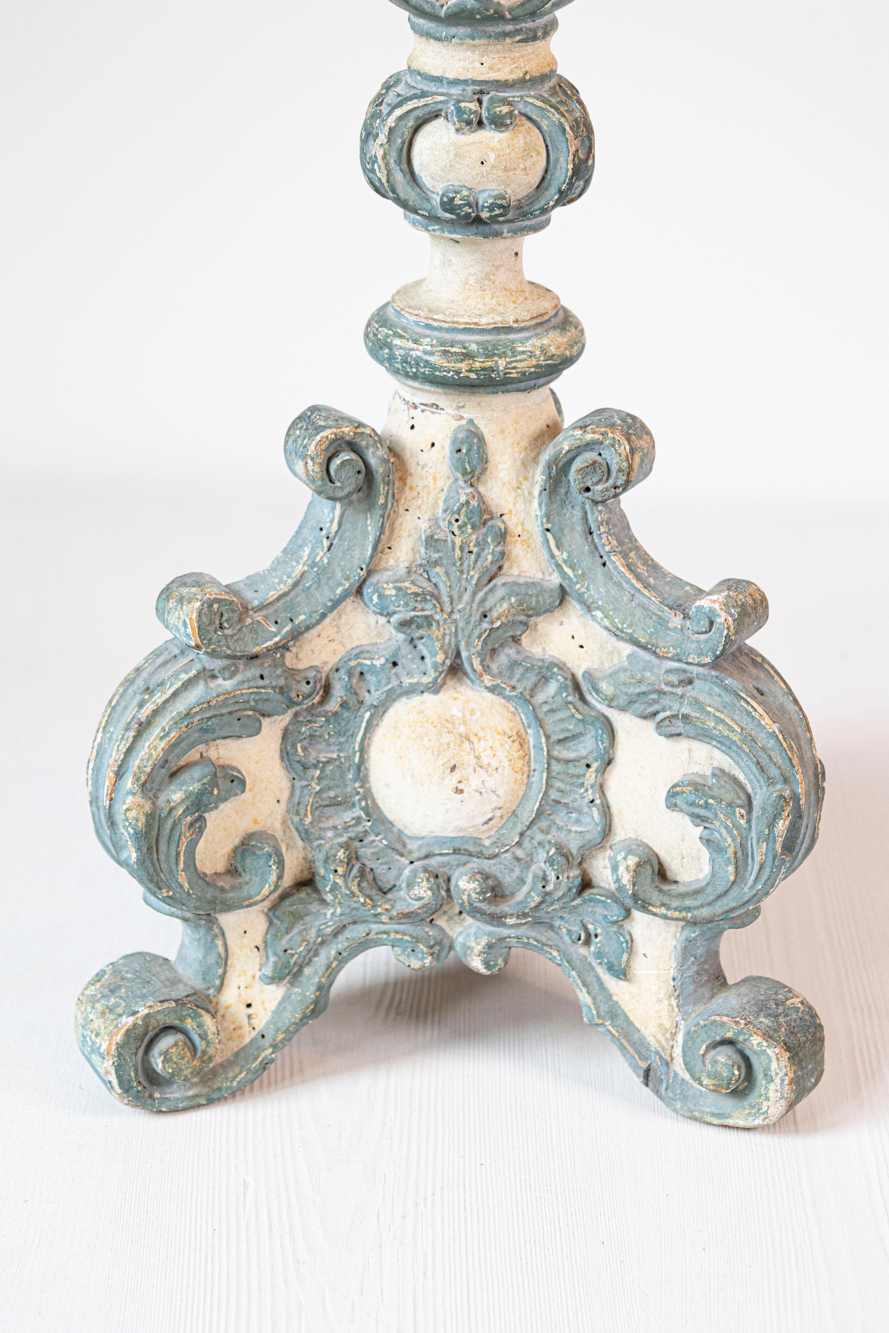 Francese Candeliere singolo rococò italiano del XVIII secolo, dipinto con accenti blu in vendita